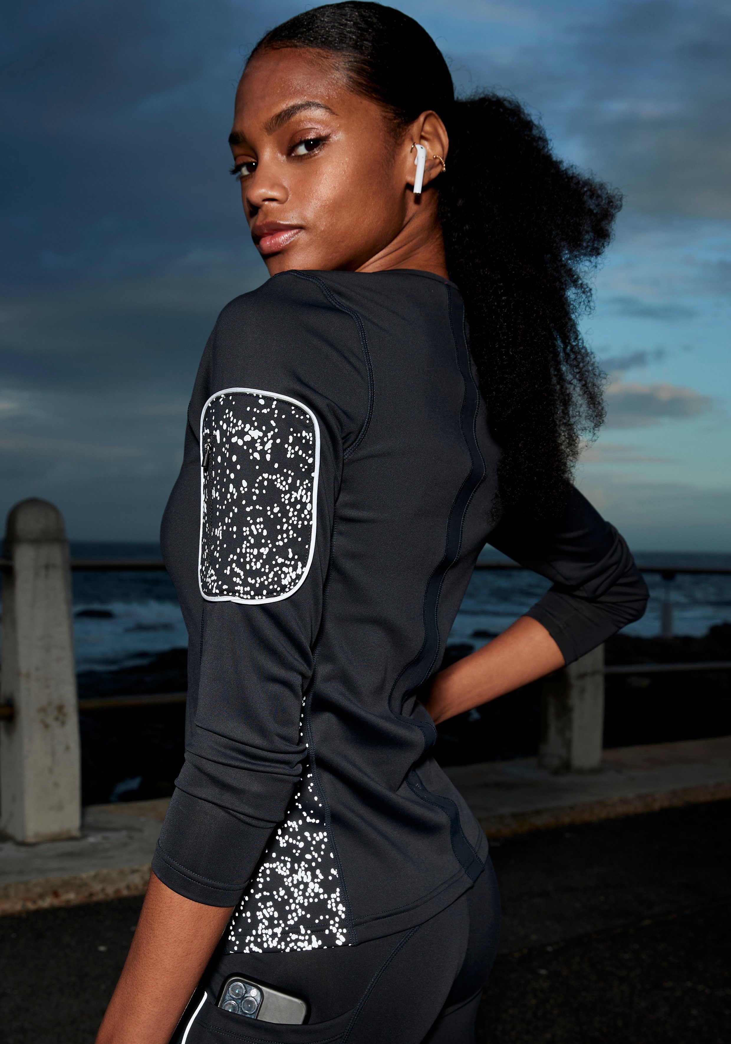 active by Lascana Runningshirt -shirt met lange mouwen met reflecterende print en praktische armtas