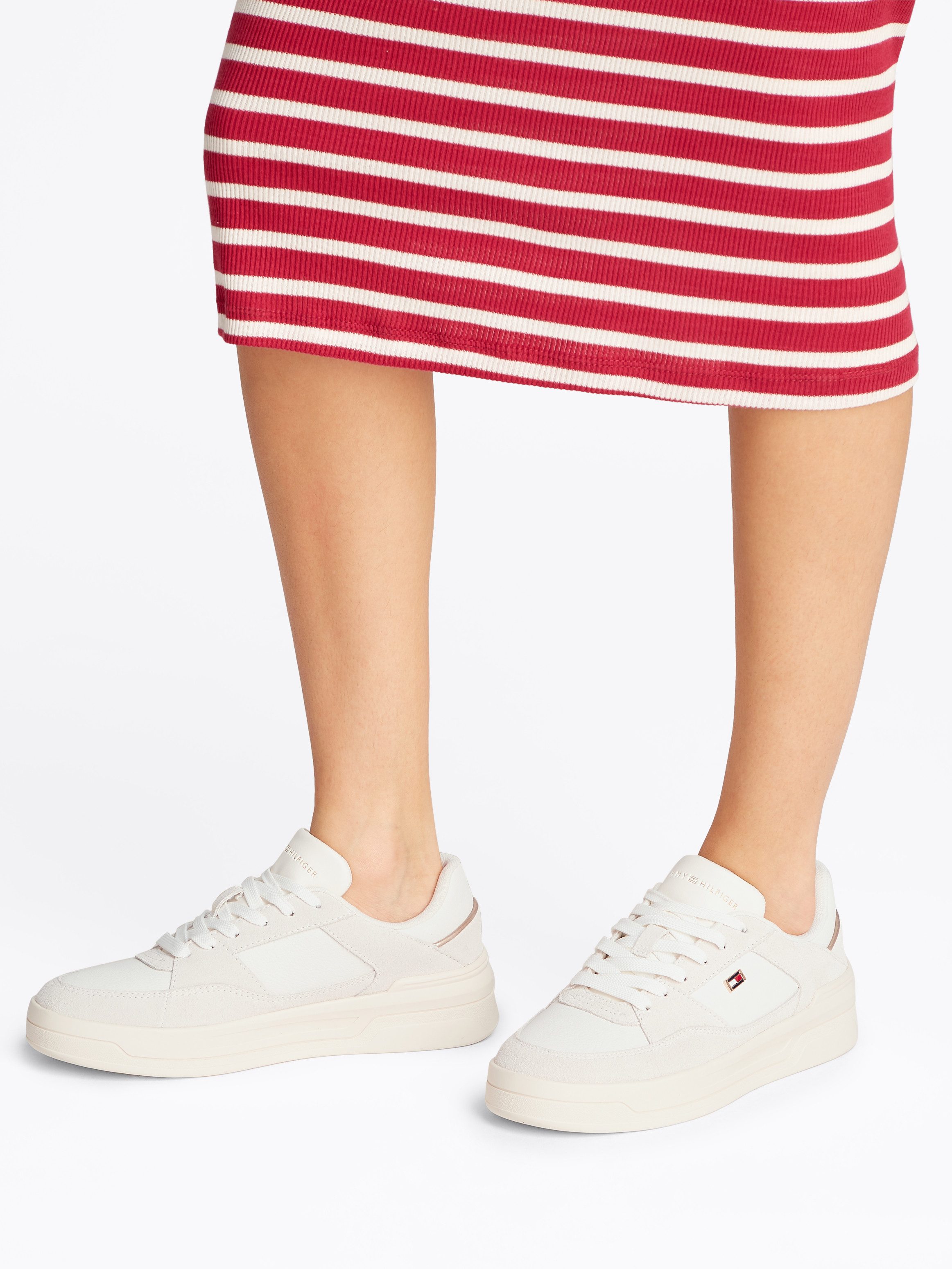 Tommy Hilfiger Plateausneakers ESSENTIAL BASKET SNEAKER , vrijetijdsschoen, lage schoen, veterschoen met logo-embleem