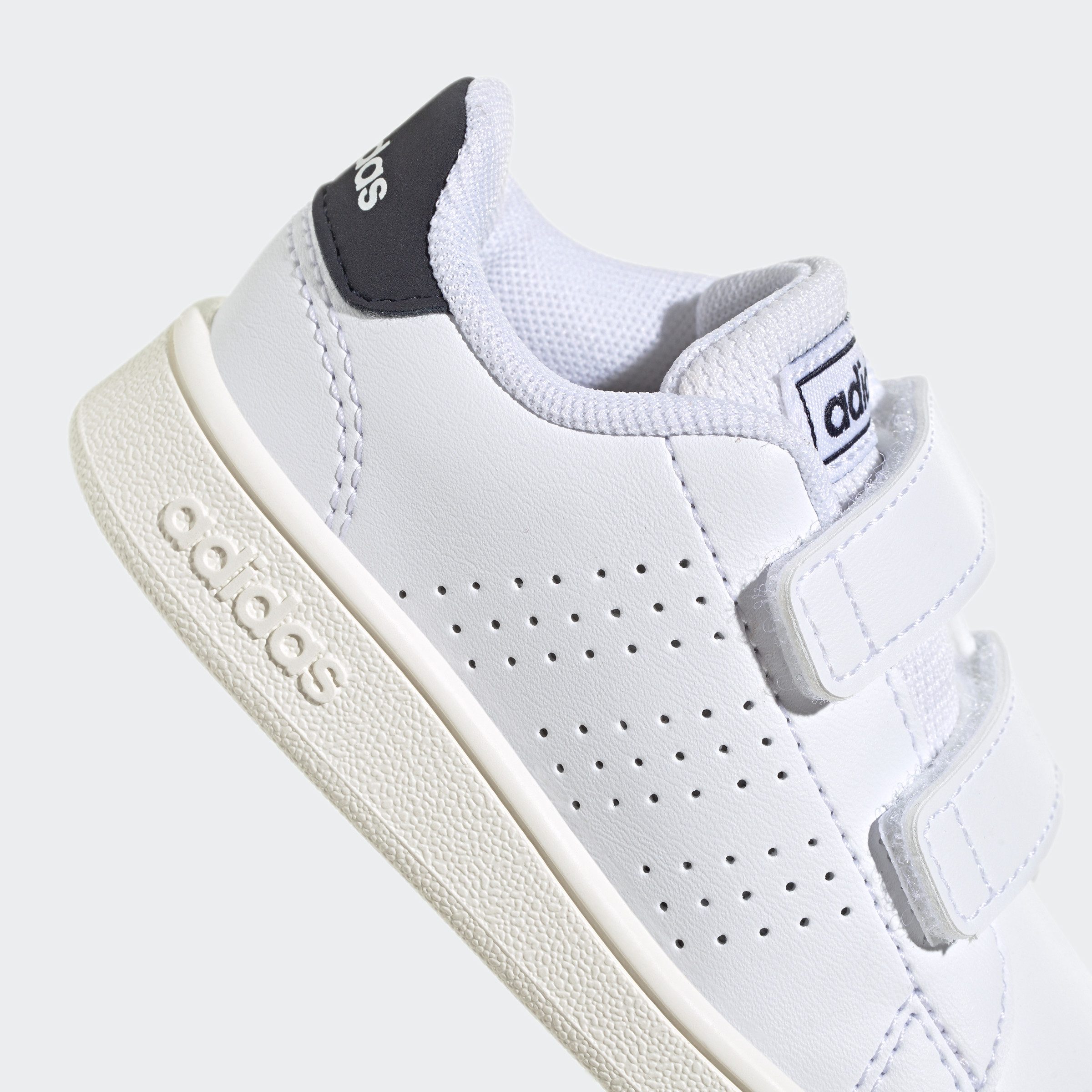 adidas Sportswear Sneakers ADVANTAGE LIFESTYLE COURT TWO HOOK-AND-LOOP Ontwerp in de sporen van de adidas Stan Smith