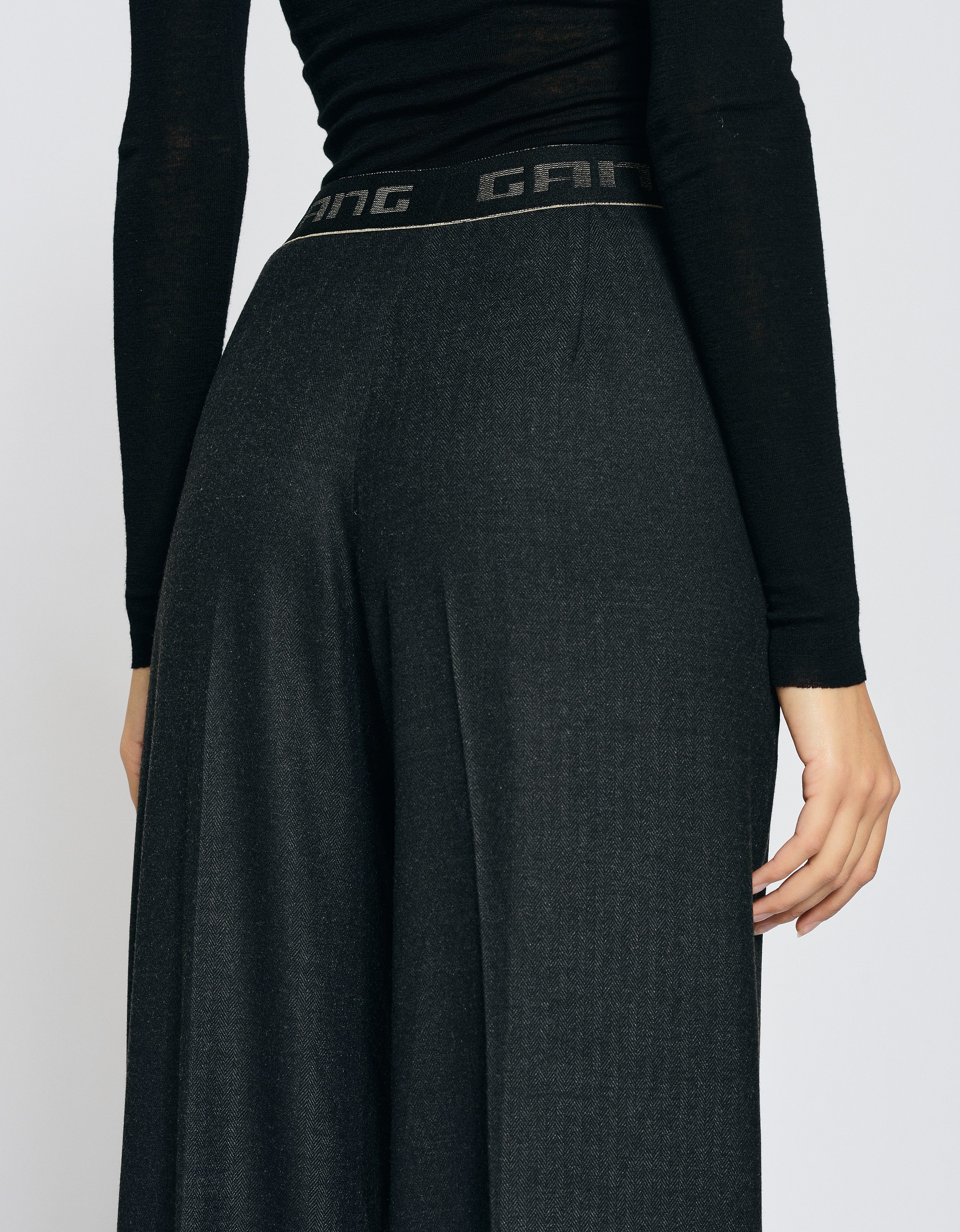 GANG Pantalon met vouw 94JOANA met een opschrift op de band