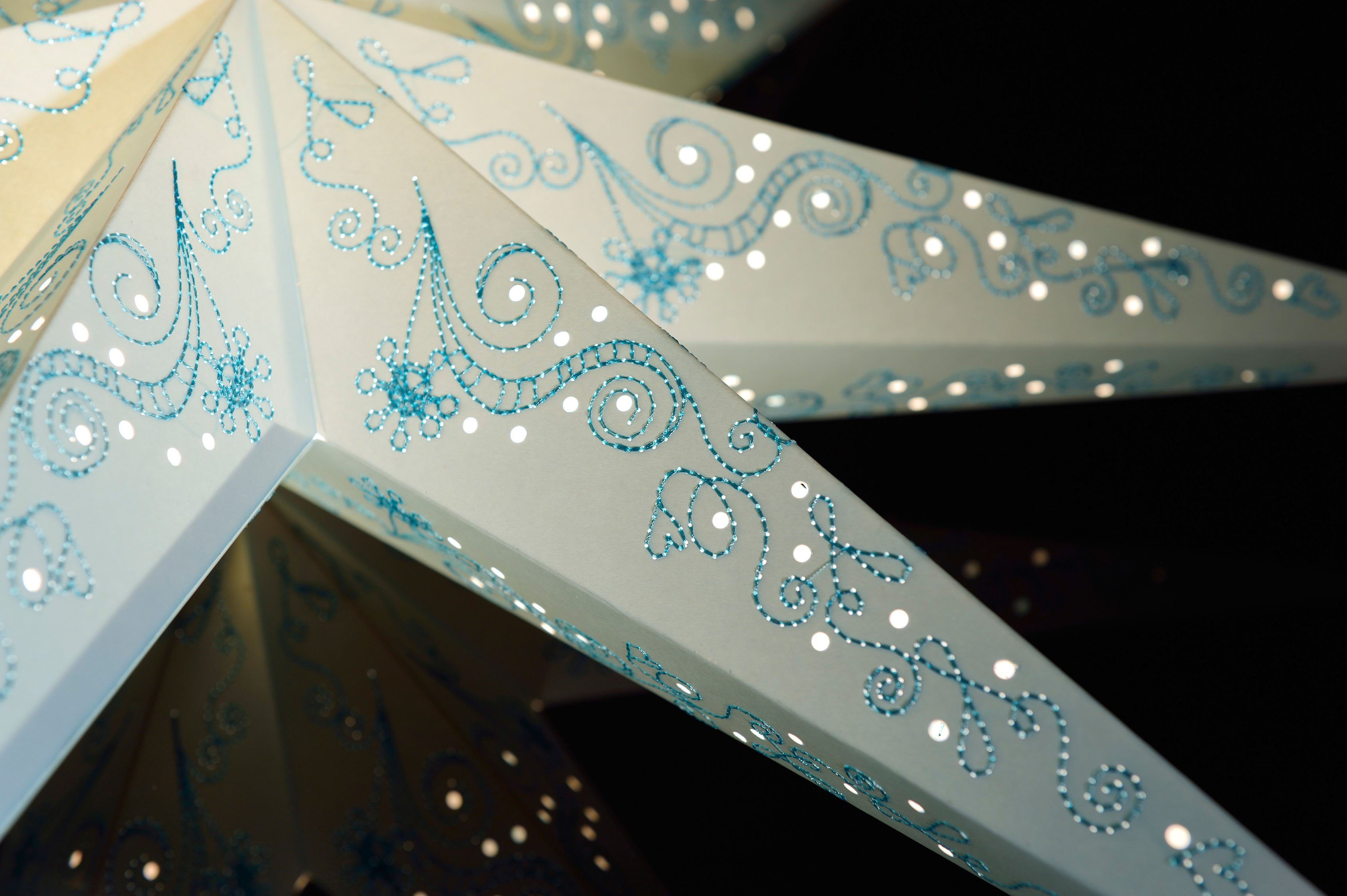 KONSTSMIDE Sierster Kerstster, kerstversiering Papieren ster, led ster, geperforeerd en blauw geborduurd, 7 punten (1 stuk)