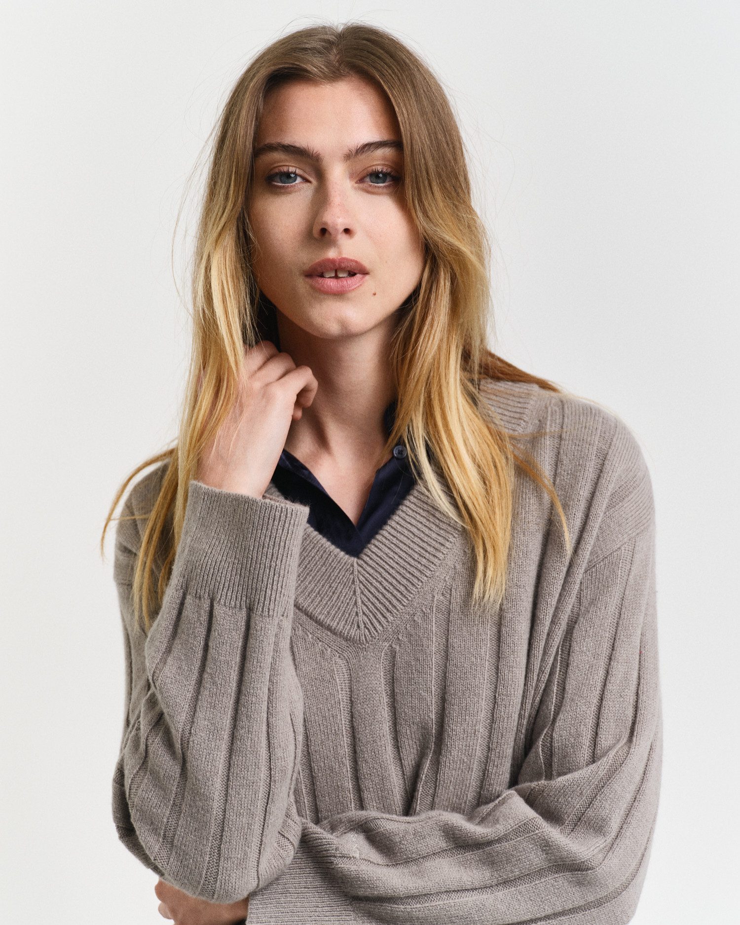 Gant Trui met V-hals WIDE RIBBED WOOL V-NECK met zij-splits in de zoom, breed geribbeld