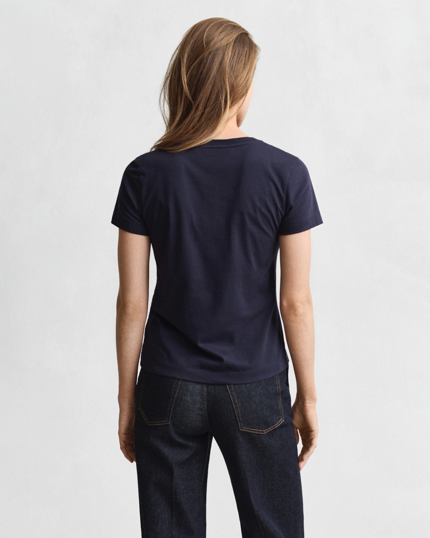 Gant T-shirt REG SHIELD KA V-NECK T-SHIRT met een klein geborduurd logo op de borst