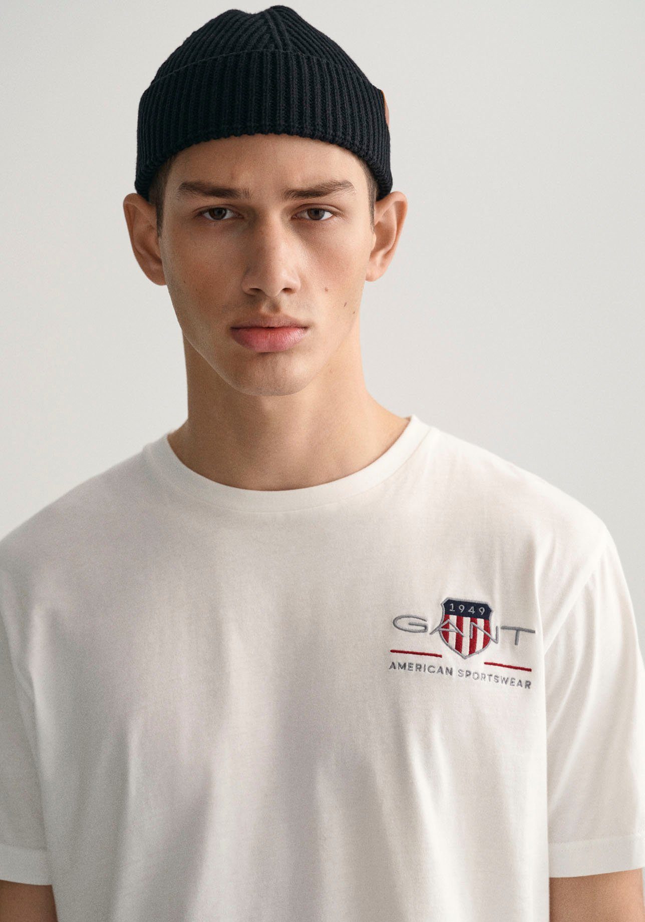 Gant T-shirt REG ARCHIVE SHIELD EMB SS T-SHIRT geïnspireerd door het archief uit de jaren '80