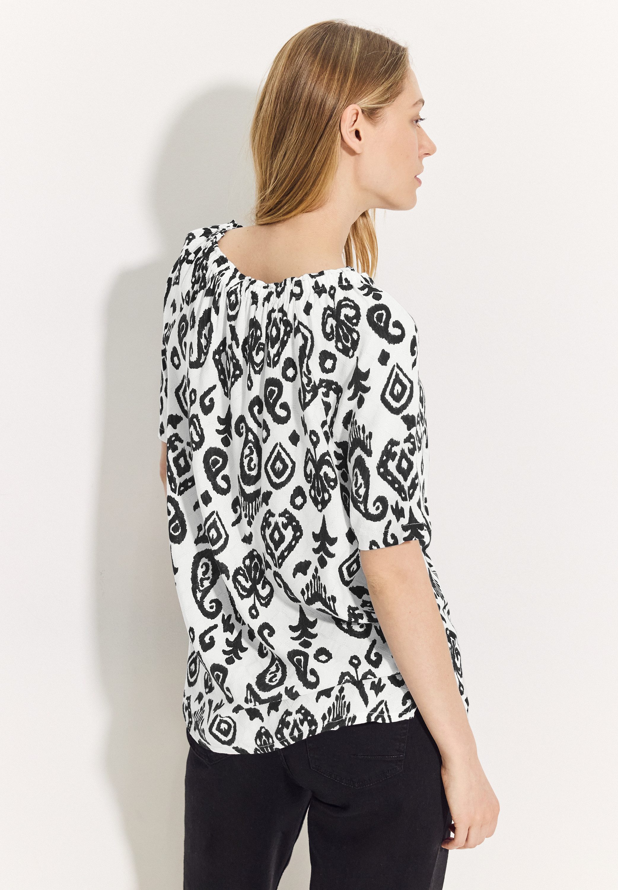 Cecil Blouse met carmenhals met een ornamentmotief
