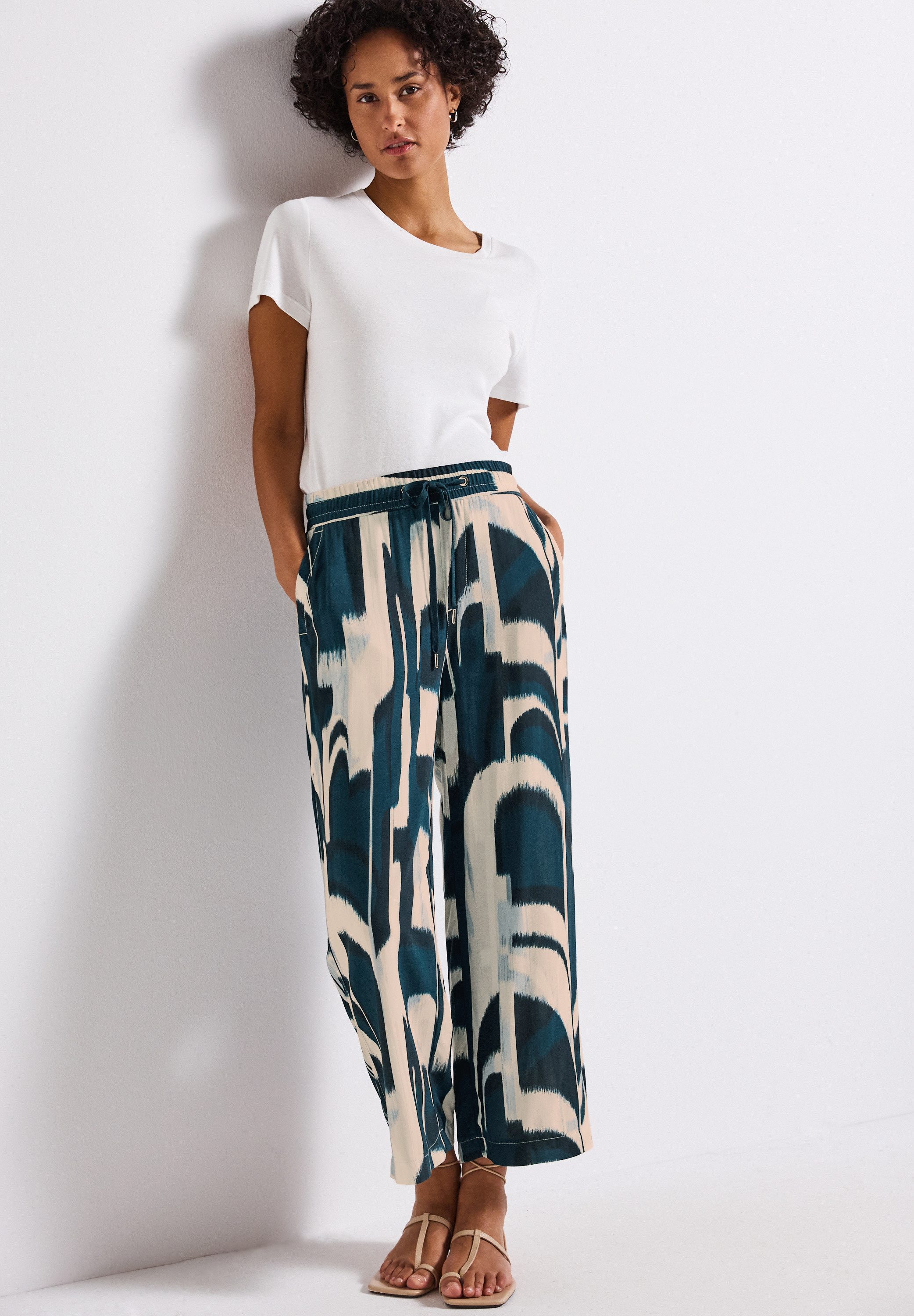 STREET ONE Stoffen broek Style Emee met elastische tailleband en tunnelkoord, met grafisch patroon