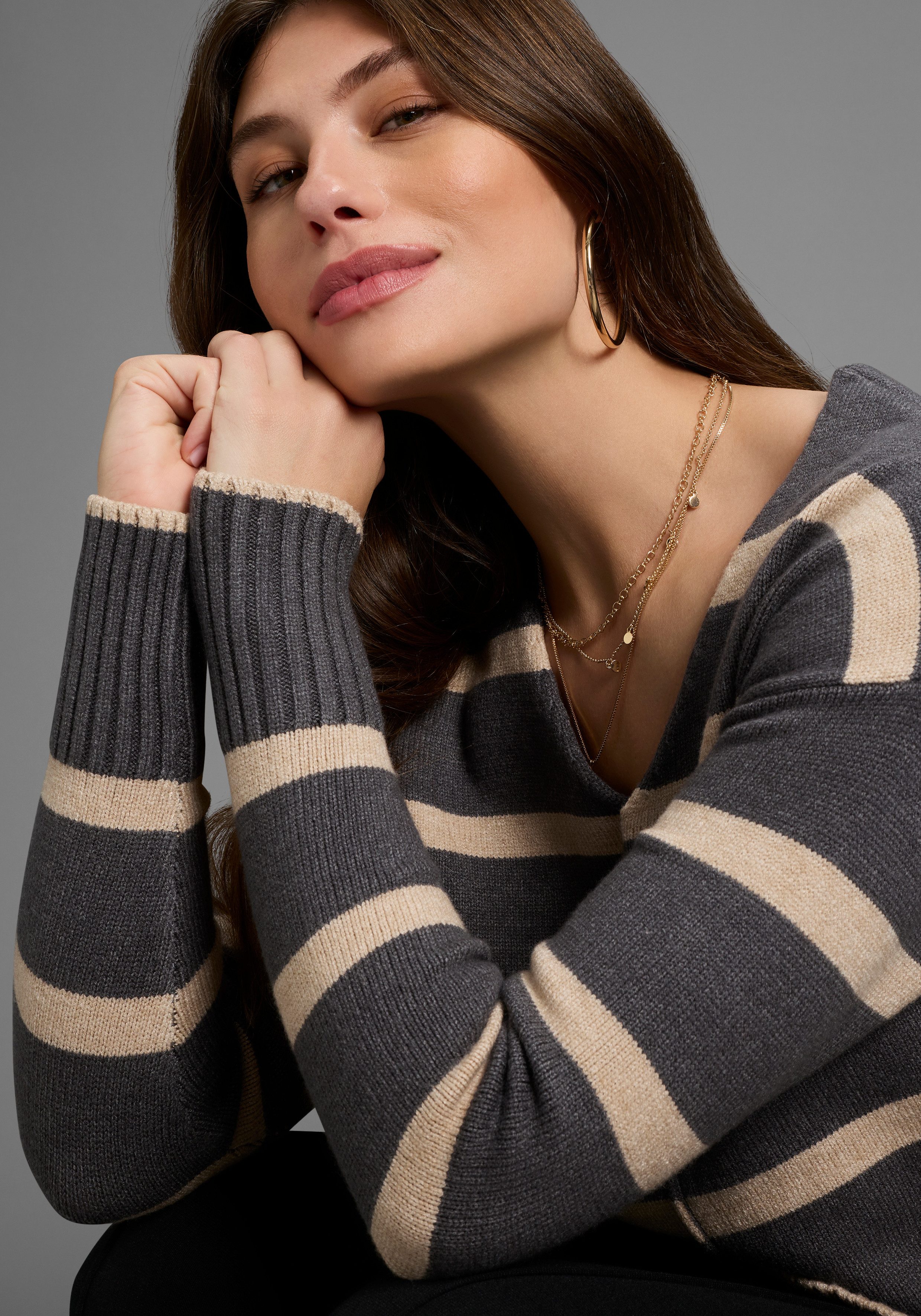 Laura Scott Gestreepte trui met een elegante v-hals