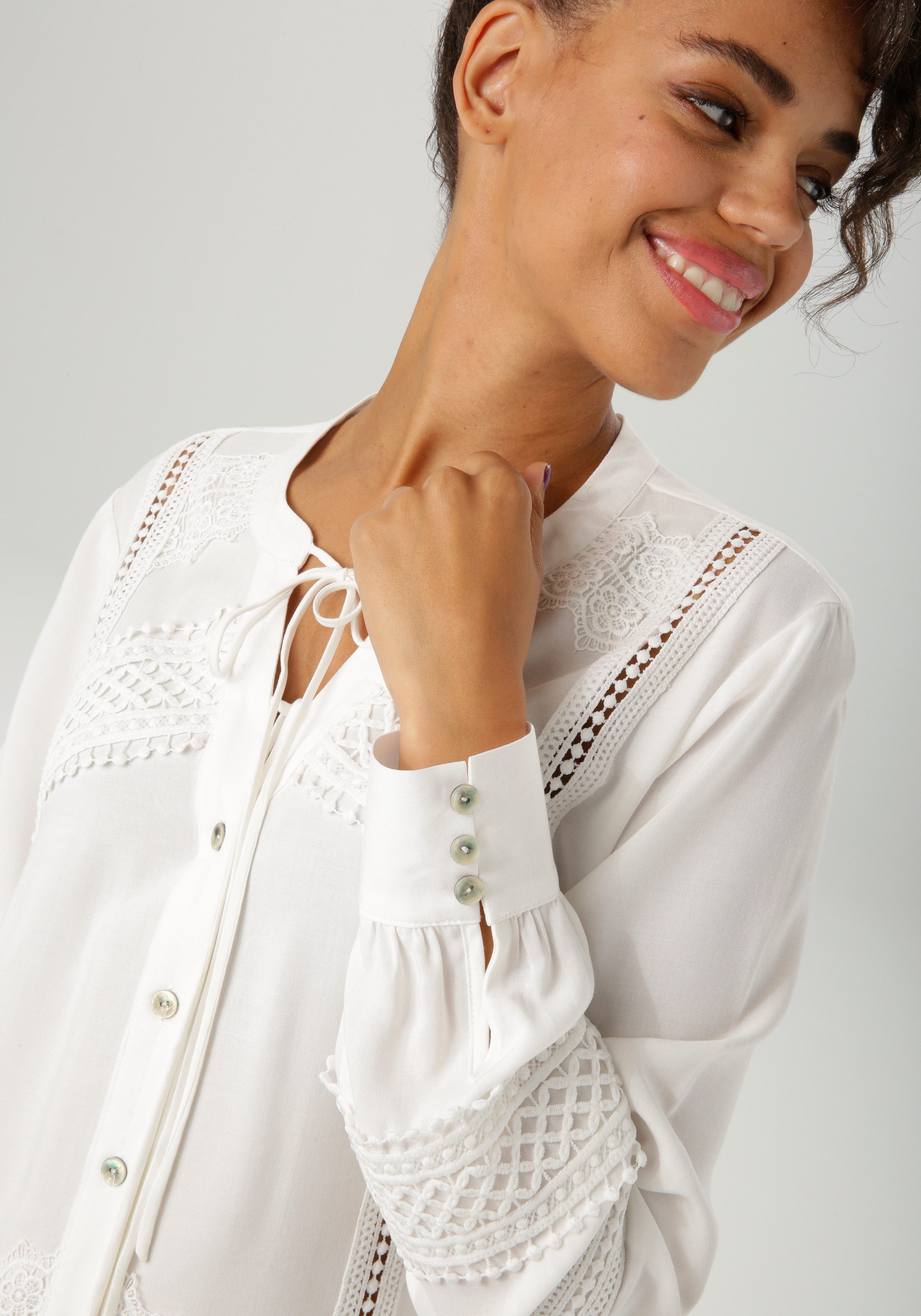 Aniston CASUAL Overhemdblouse rijkelijk versierd met verschillende soorten kant - nieuwe collectie