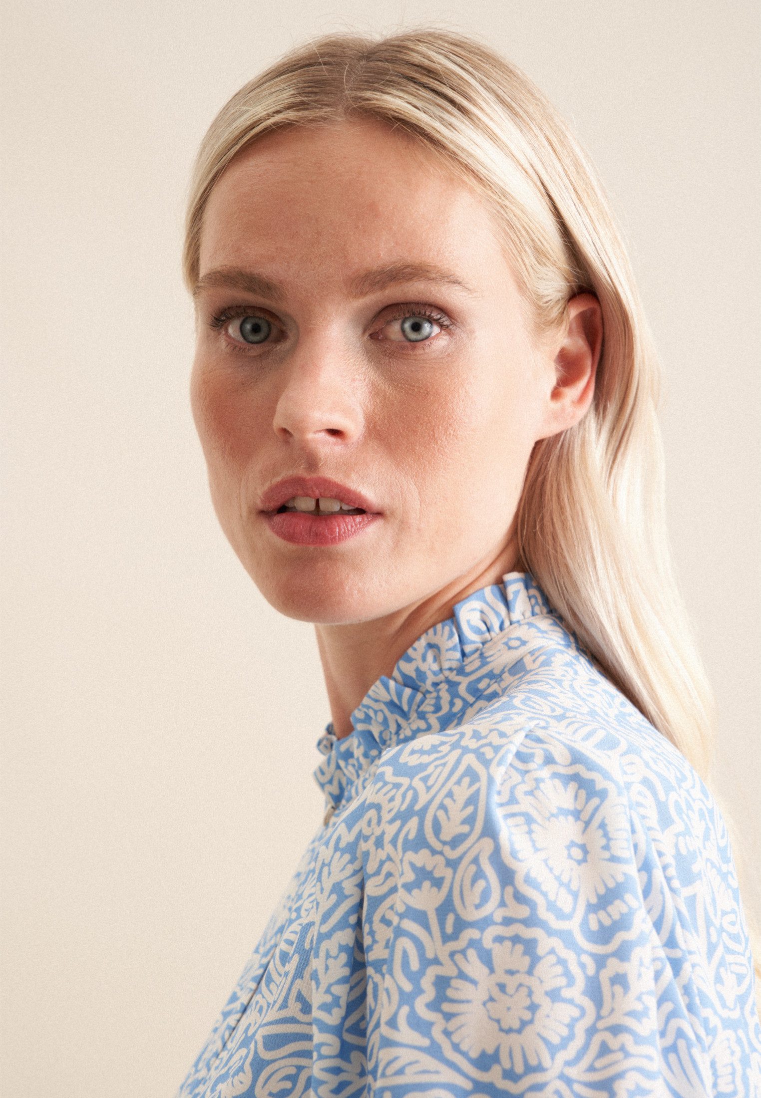 seidensticker Shirtblouse Zwarte roos Korte mouwen ronde hals in bloemmotief