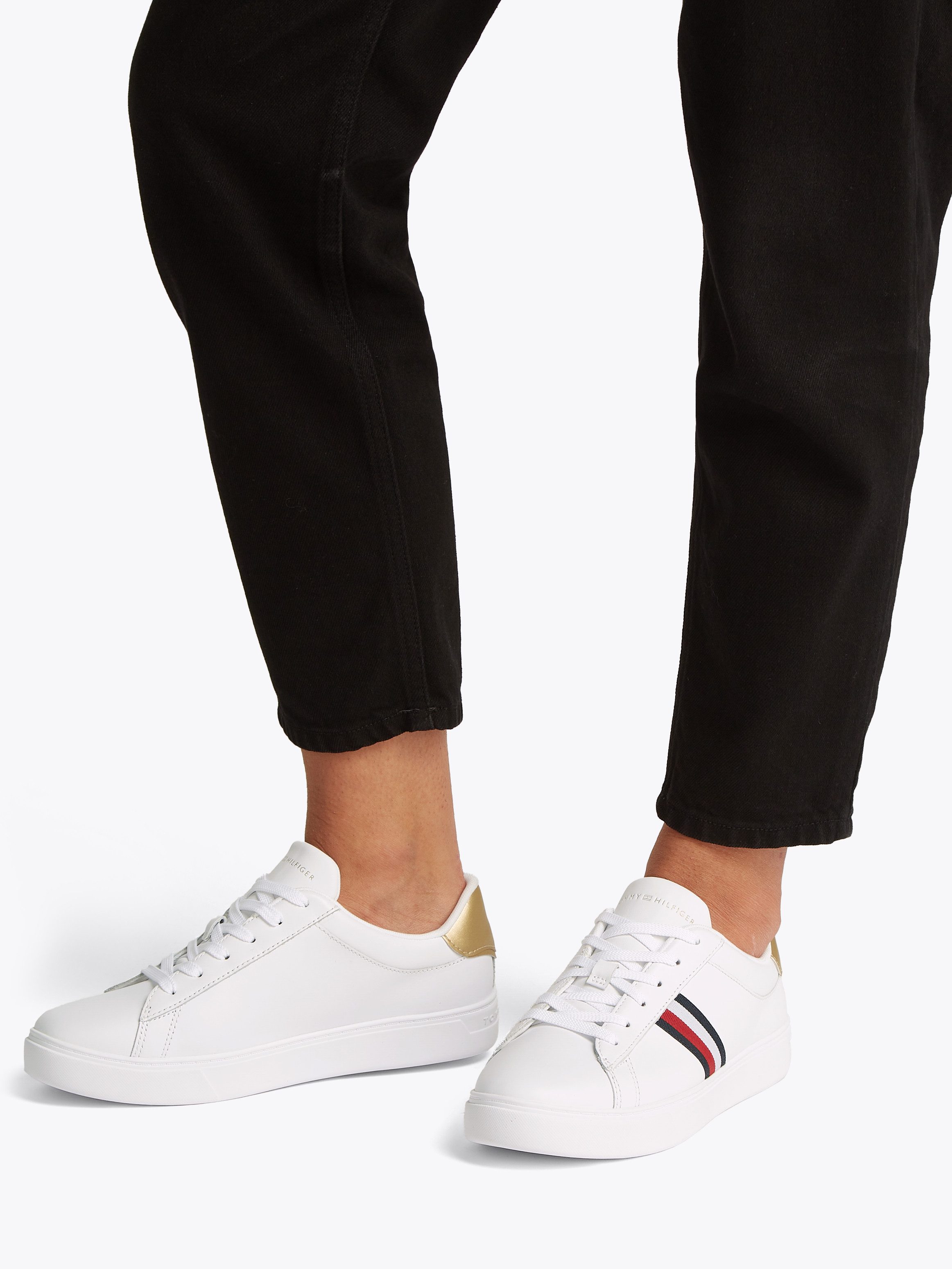 Tommy Hilfiger Plateausneakers ESSENTIAL COURT SNEAKER STRPS , vrijetijdsschoen, lage schoen, veterschoen met typische strepen