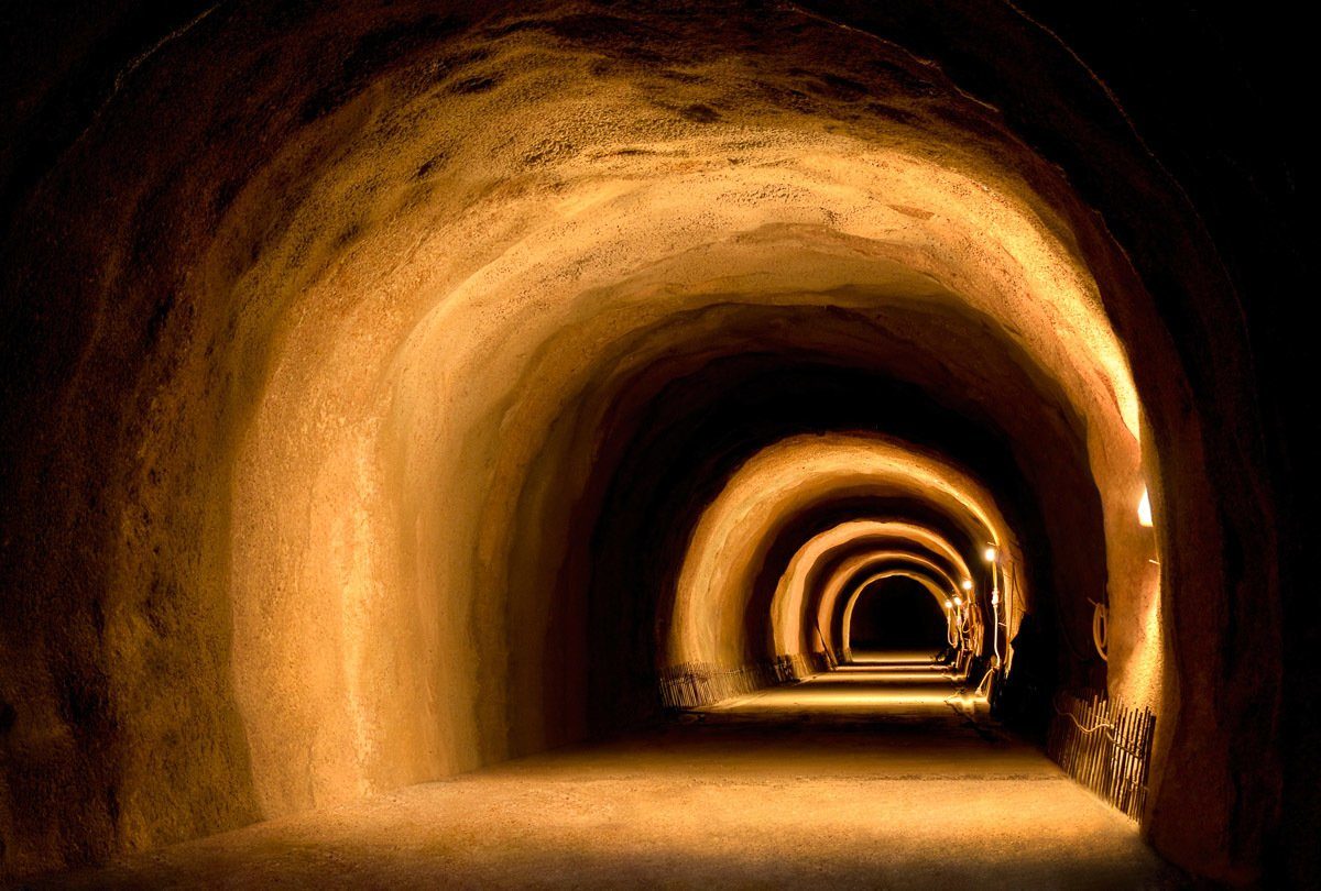 Papermoon Fotobehang Visueel dynamische tunnel Vliesbehang, eersteklas digitale print fotobehang maat 2,5 m x 1,86 m multicolor