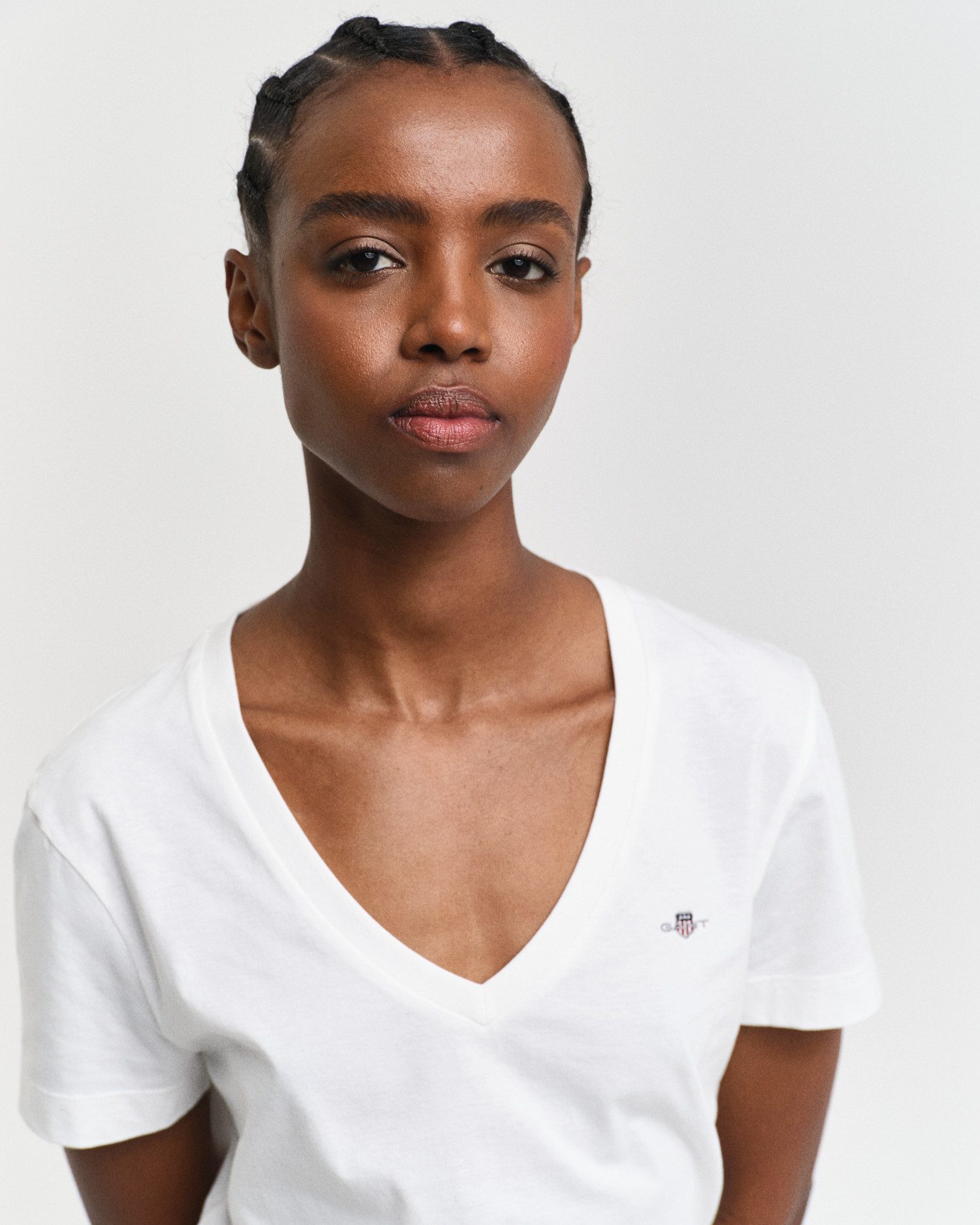 Gant T-shirt REG SHIELD KA V-NECK T-SHIRT met een klein geborduurd logo op de borst