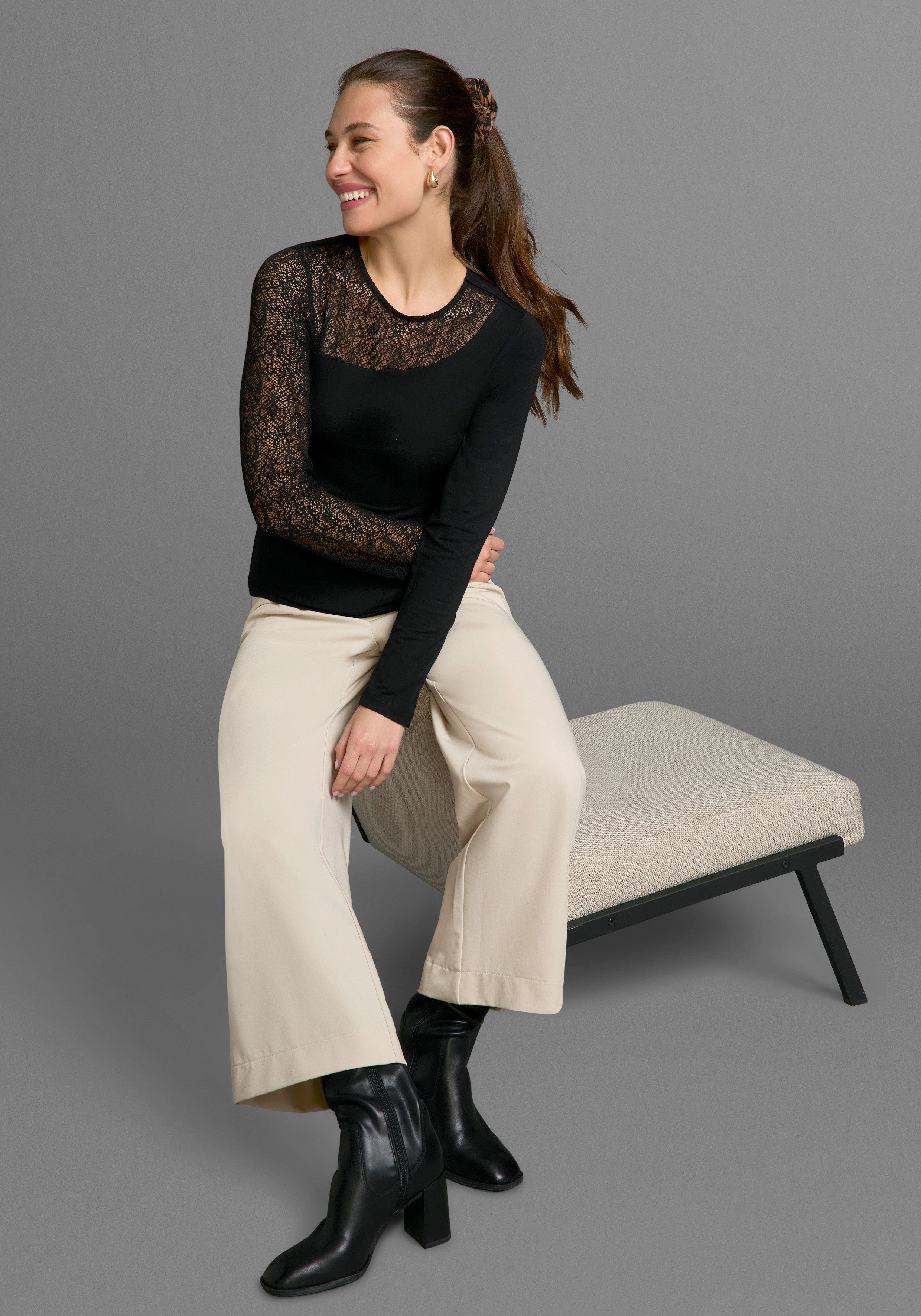 Melrose Shirt met ronde hals lange mouwen, zeer figuurvolgend, met kantinzetten, heuplang