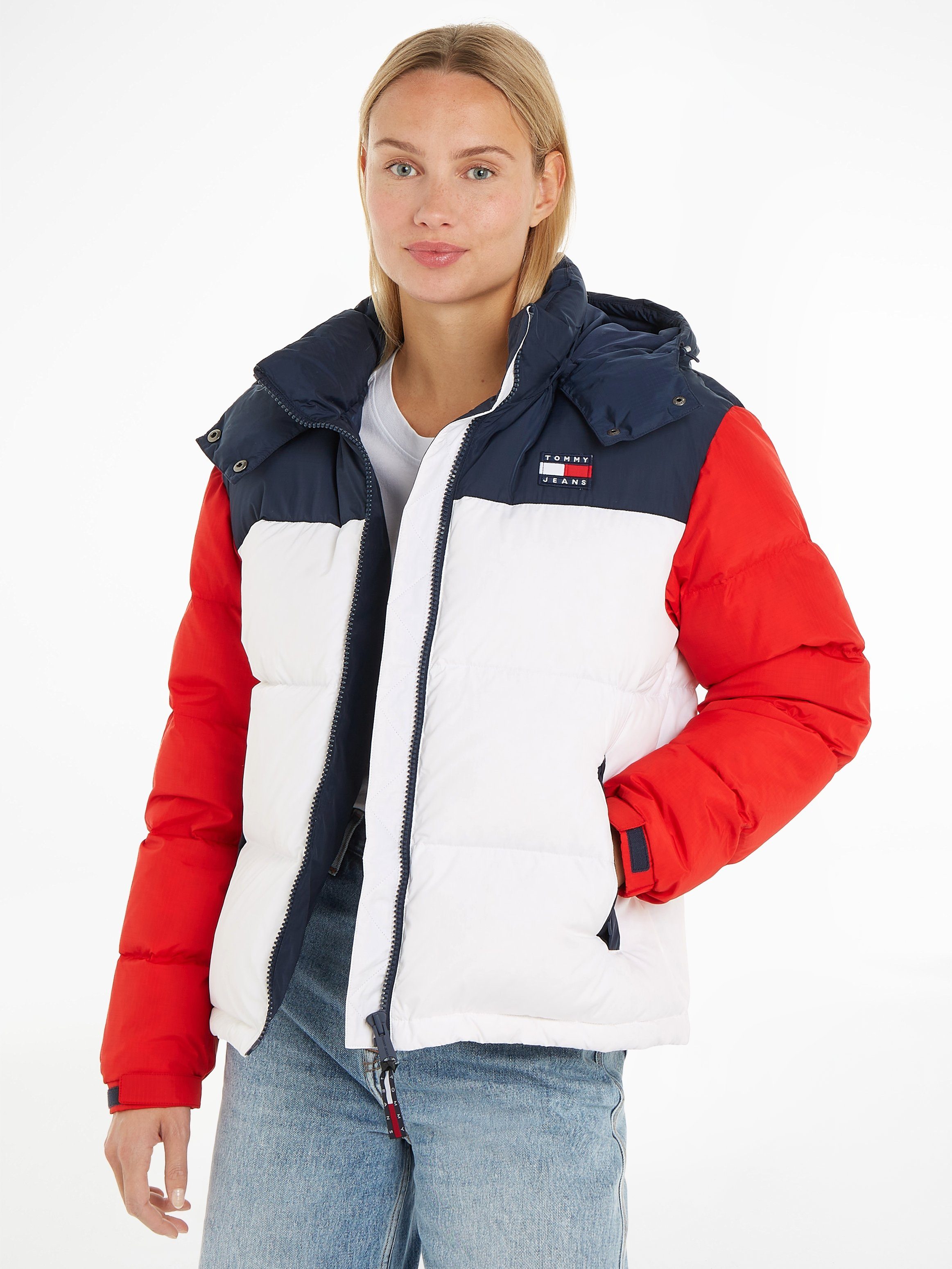 TOMMY JEANS Gewatteerde jas TJW CBLK ALASKA PUFFER in modieuze color blocking, met capuchon