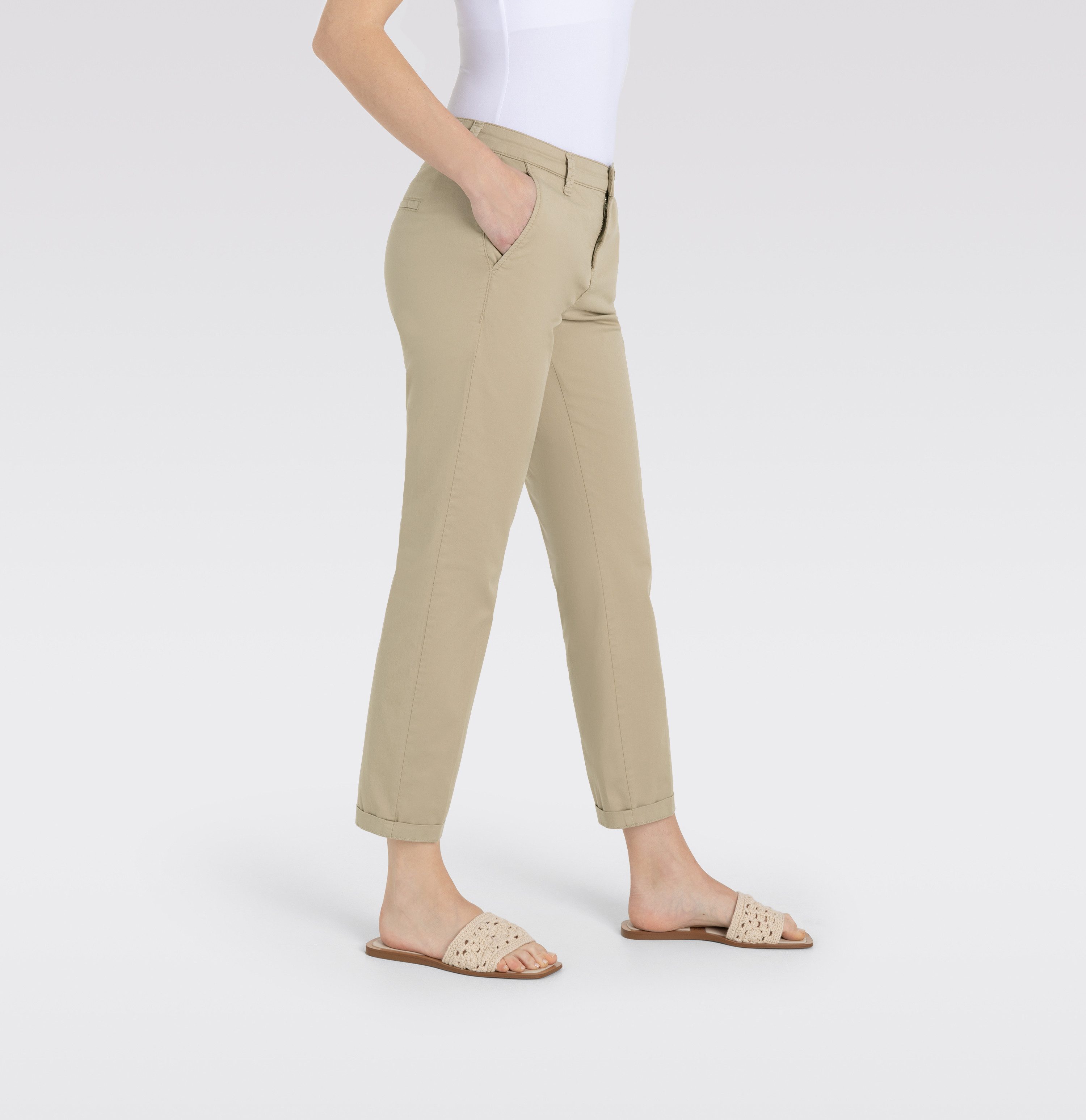 MAC Chino turn up met subtiele glans, elegant en sportief tegelijk