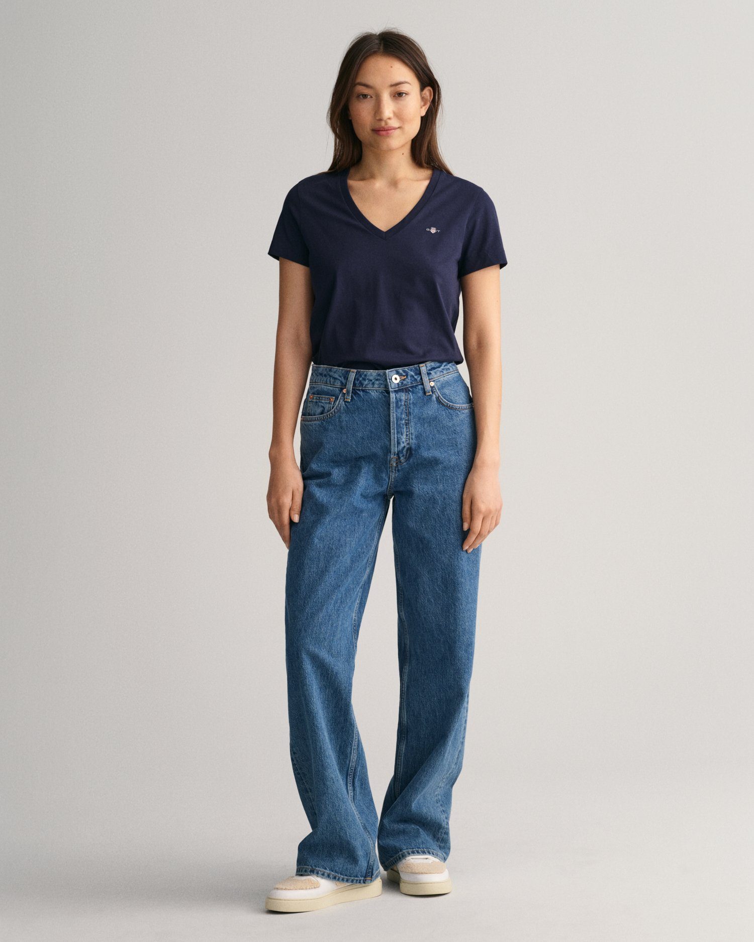 Gant T-shirt REG SHIELD KA V-NECK T-SHIRT met een klein geborduurd logo op de borst