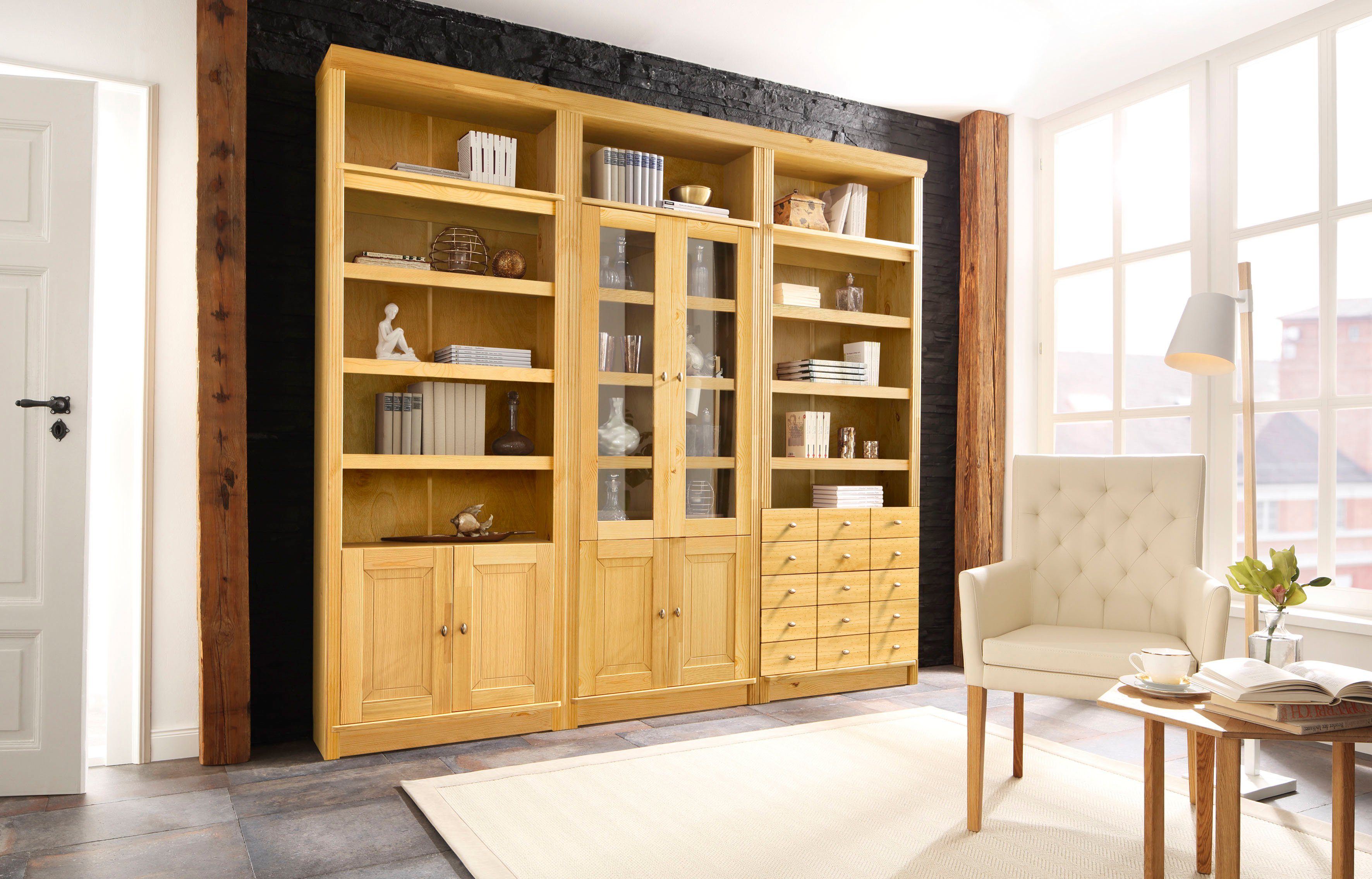 Home affaire Boekenkast Soeren van massief grenen, hoogte 220 cm, met 2 houten deuren, veel bergruimte