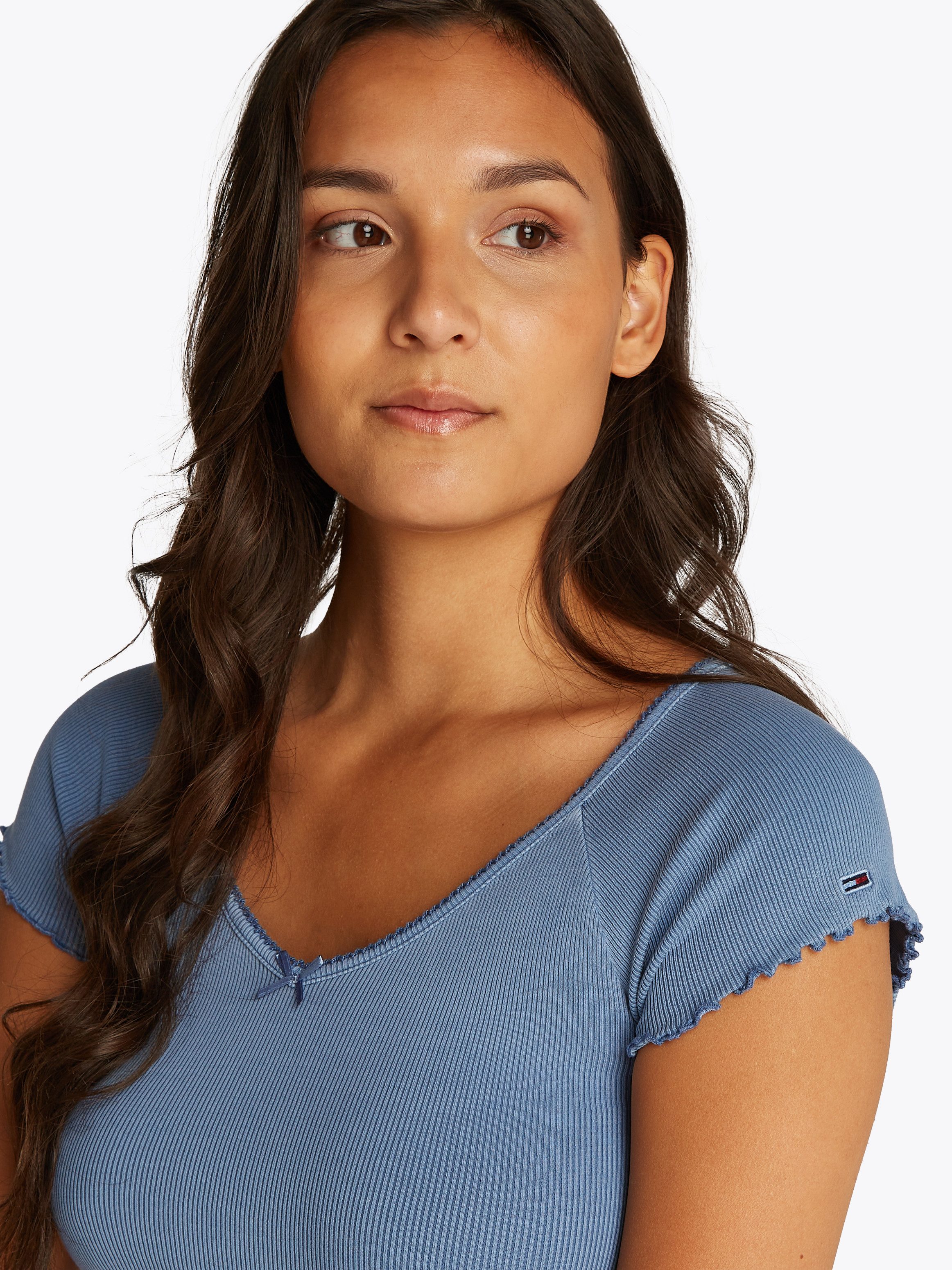 TOMMY JEANS Shirt met korte mouwen TJW SLIM VNECK GMD RIB SS met rolranden, in vrouwelijke stijl