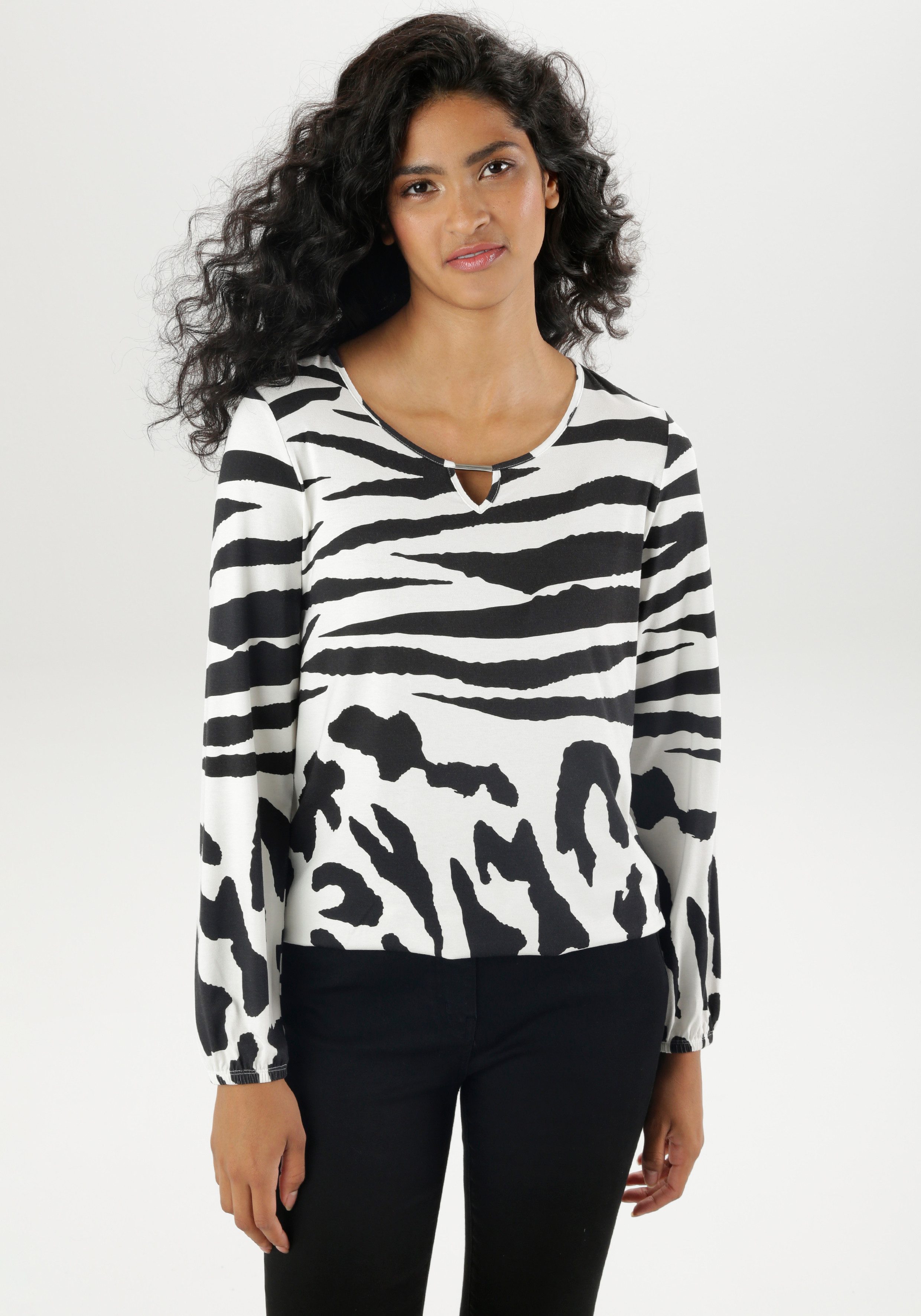 Aniston SELECTED Shirt met lange mouwen met cut-out, sieraandeel en animal-prints