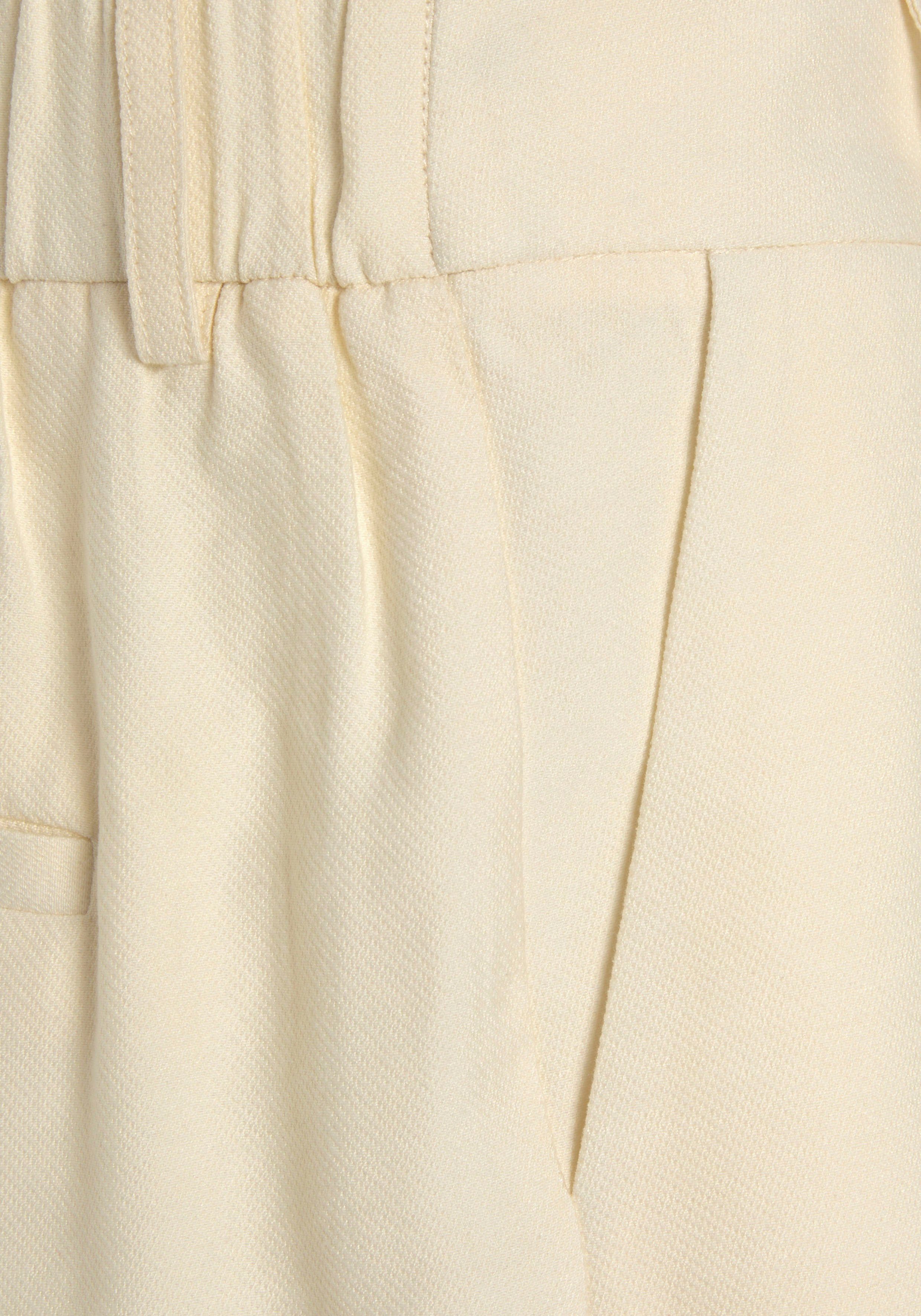 Lascana Geweven short met plooien, korte stofbroek met zakken, elegant