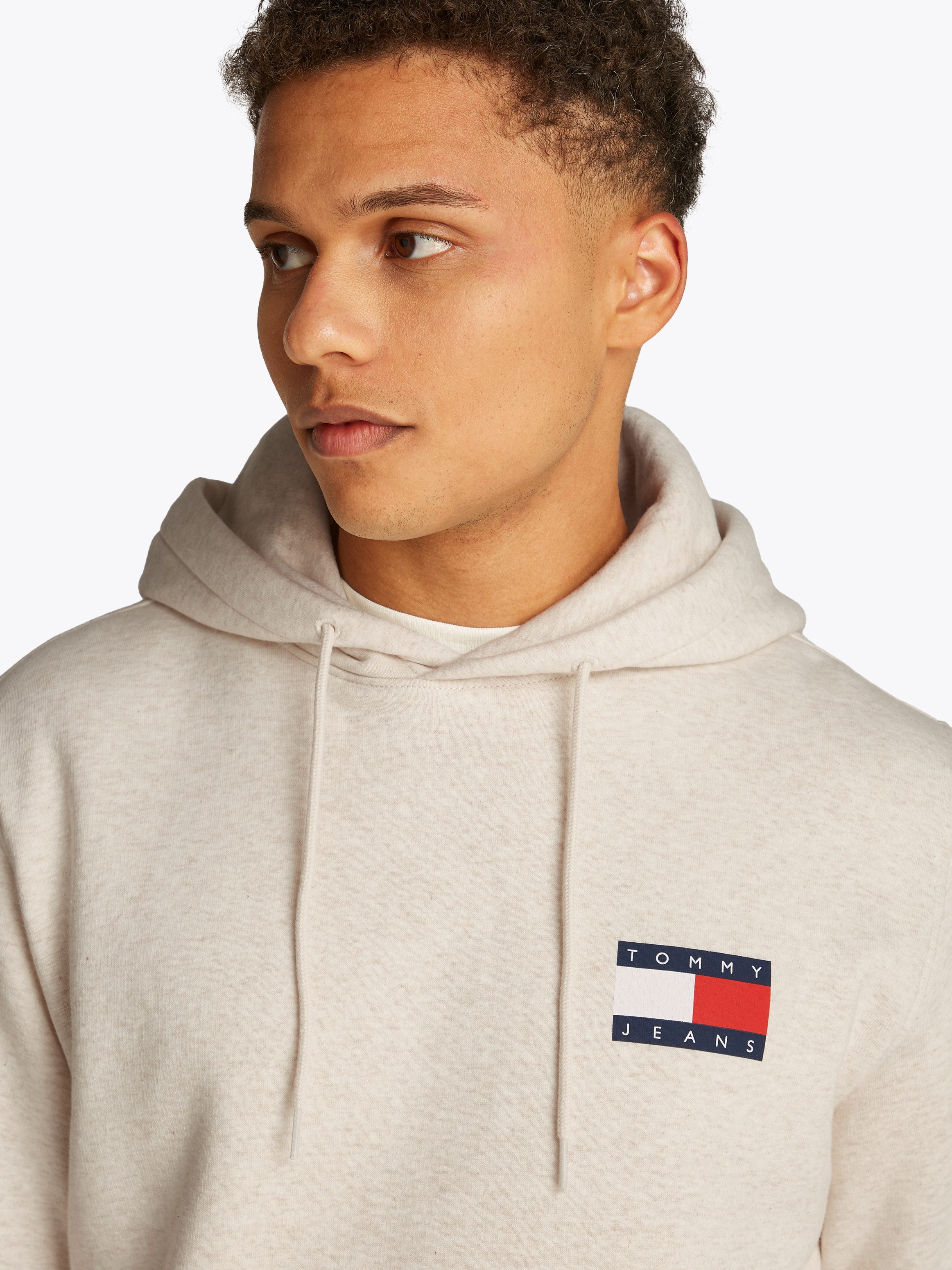 TOMMY JEANS Sweatshirt TJM REG ESSENTIAL FLAG HOOD EXT met bedrukte merklogo op borsthoogte
