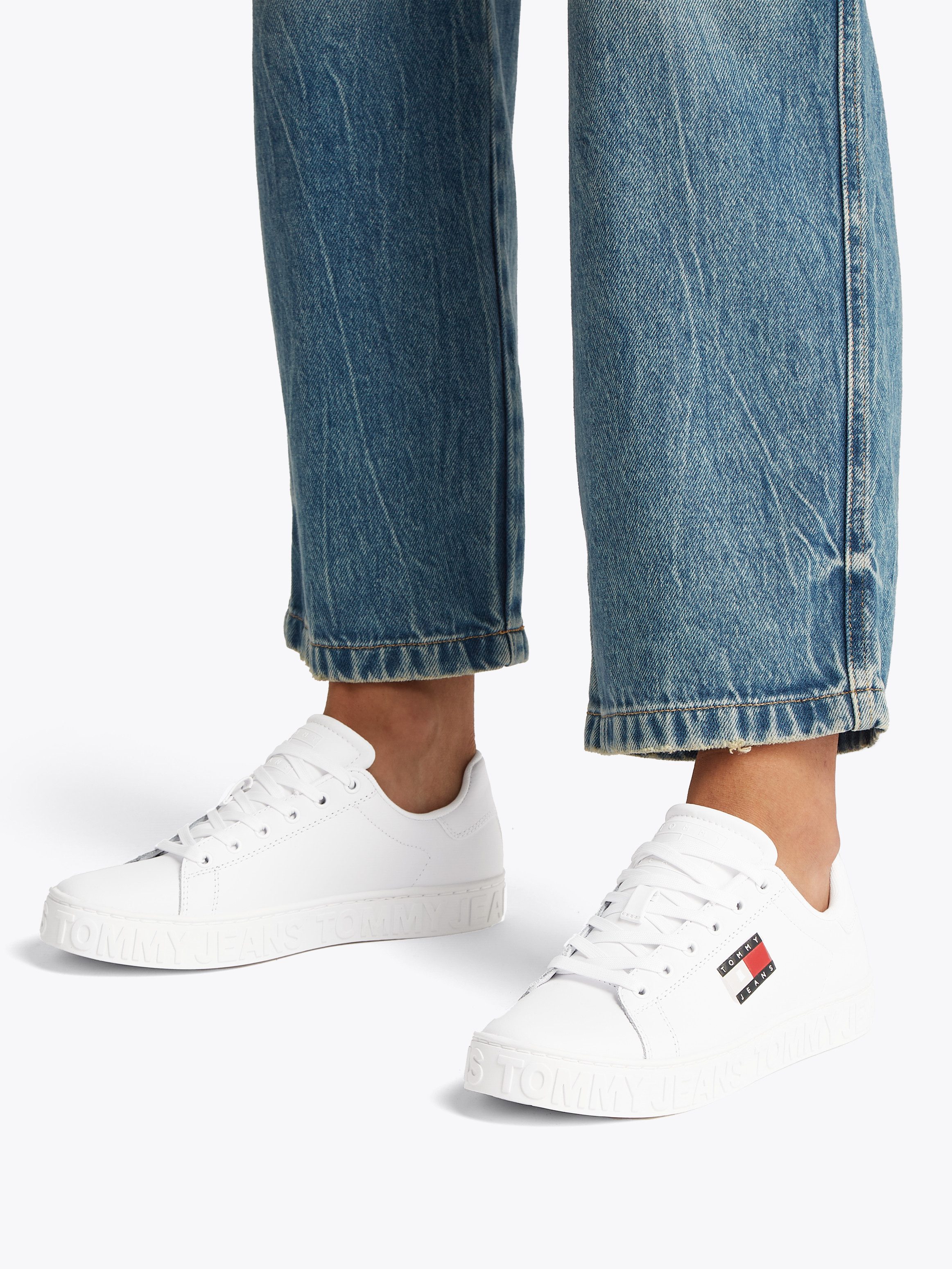 TOMMY JEANS Plateausneakers TJW LOGO OUTSOLE SNEAKER ESS vrijetijdsschoen, lage schoen, veterschoen met zijlogo-vlag