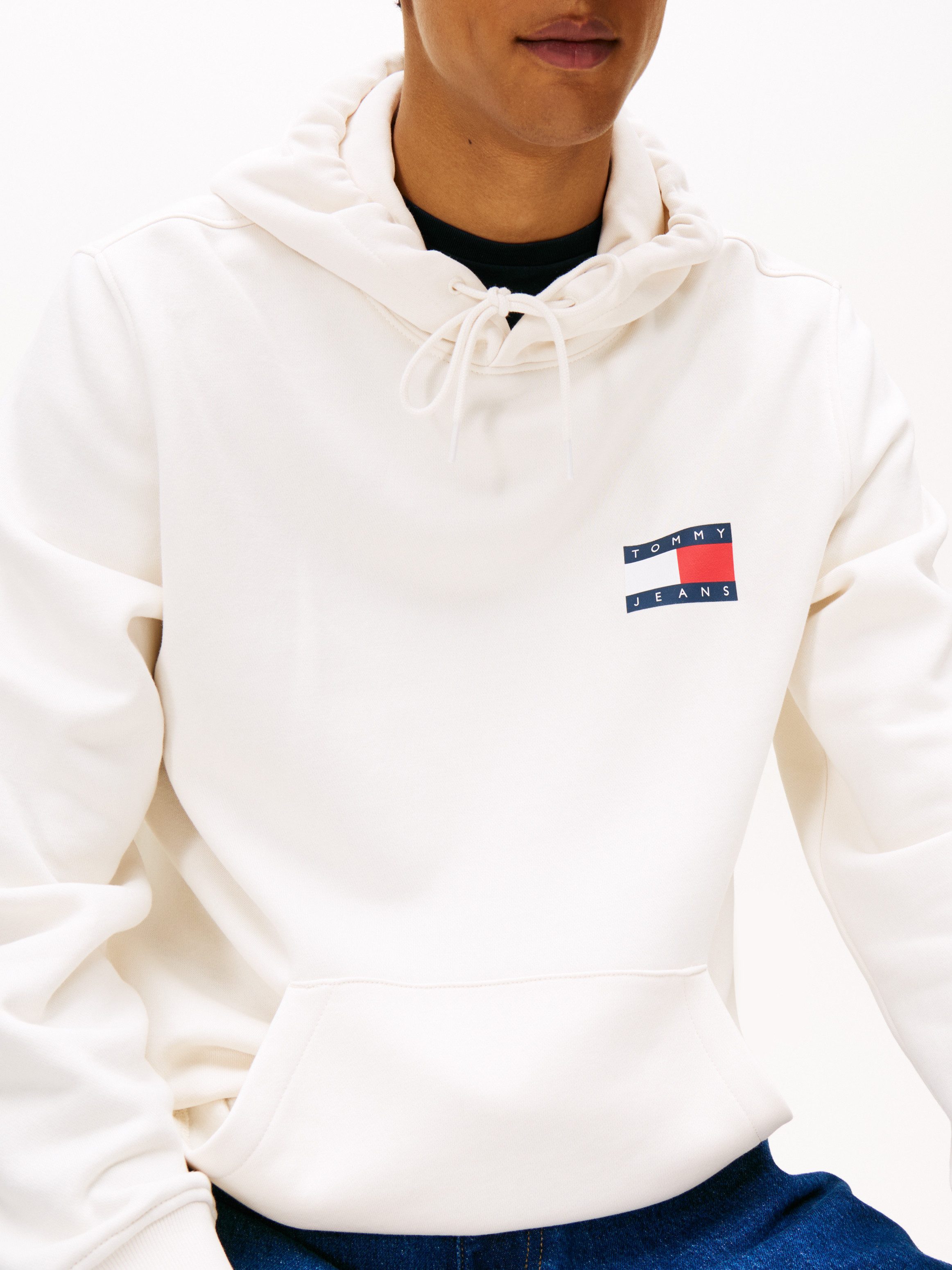 TOMMY JEANS Sweatshirt TJM REG ESSENTIAL FLAG HOOD EXT met bedrukte merklogo op borsthoogte