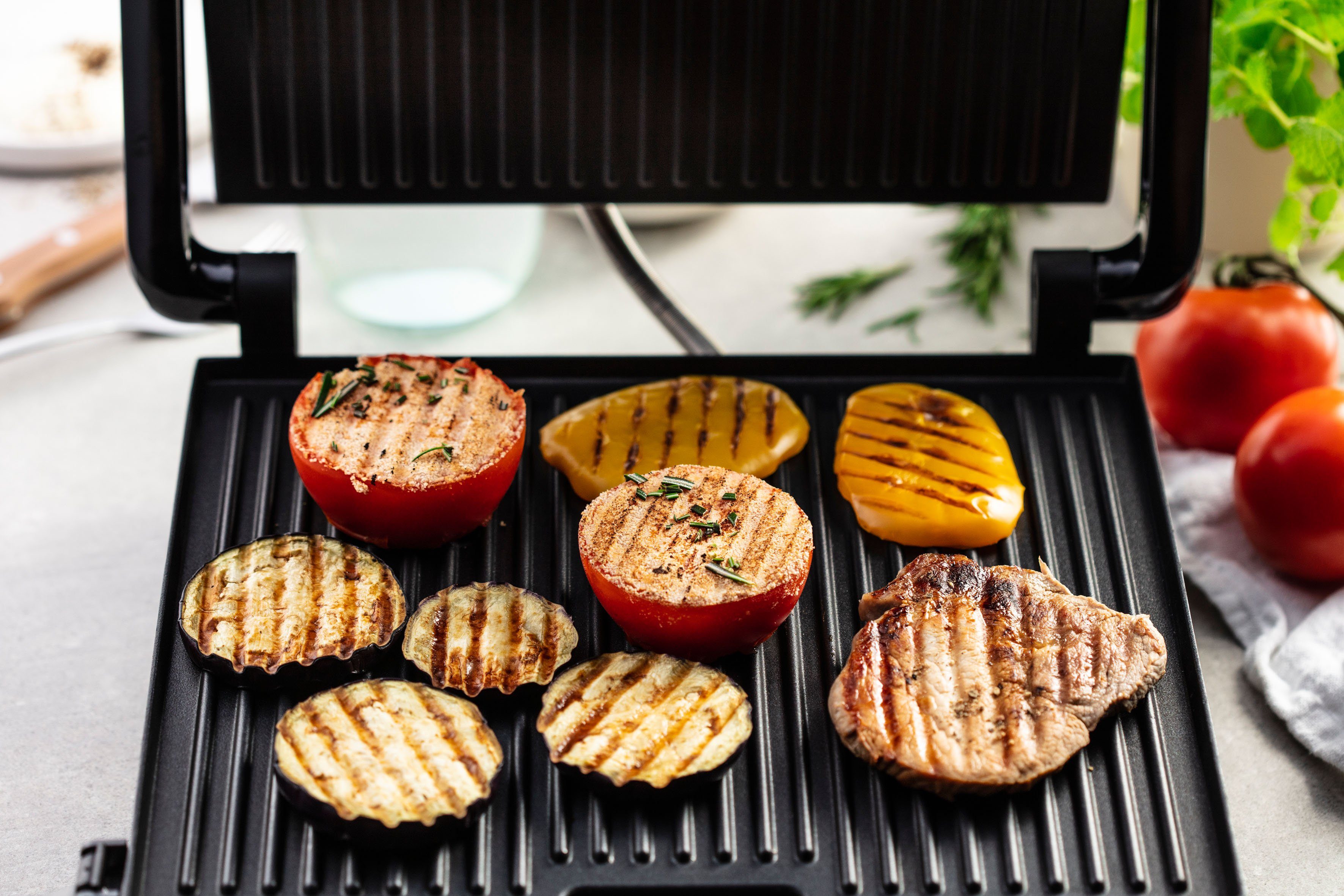 Tefal Contactgrill GC241D Inicio vetarm grillen, geribbelde grillplaten antiaanbak gecoat, weinig olie