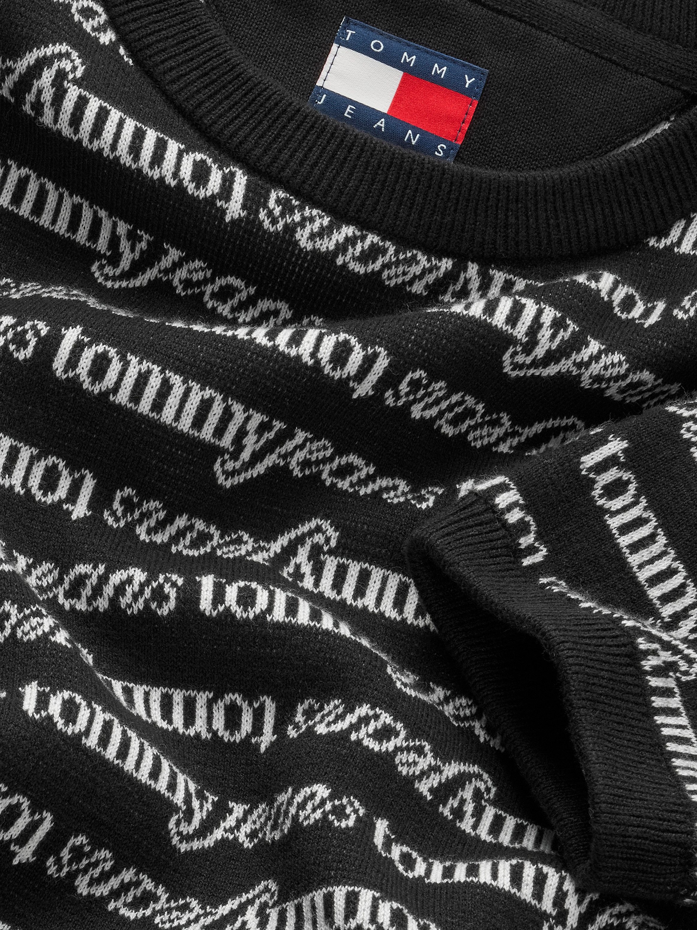 TOMMY JEANS Gebreide jurk TJW SCRIPT AOP SWEATER DRESS