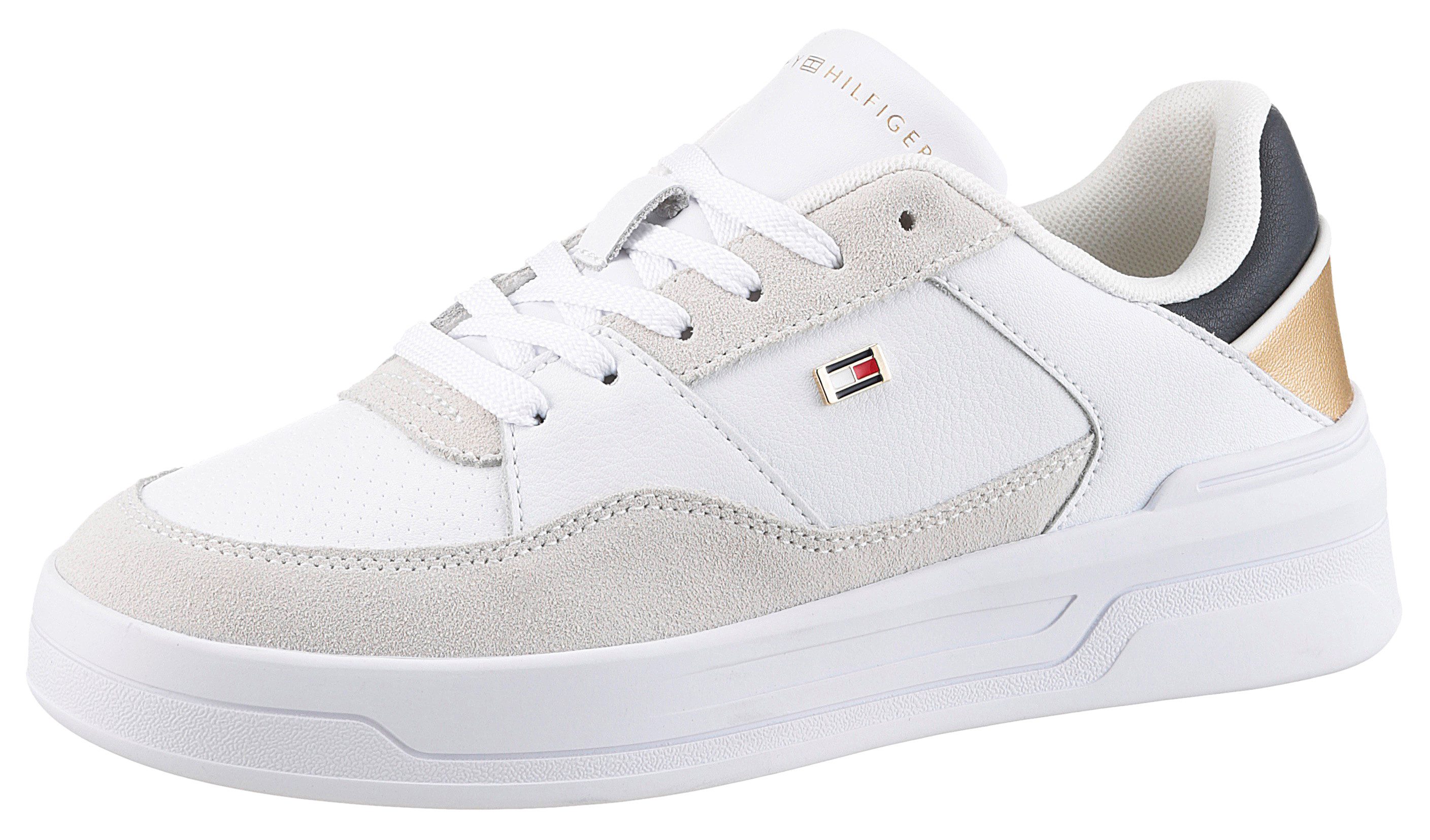 Tommy Hilfiger Plateausneakers ESSENT BASKET SNEAKER METALLIC vrijetijdsschoen, lage schoen, veterschoen met zijlogo-vlag