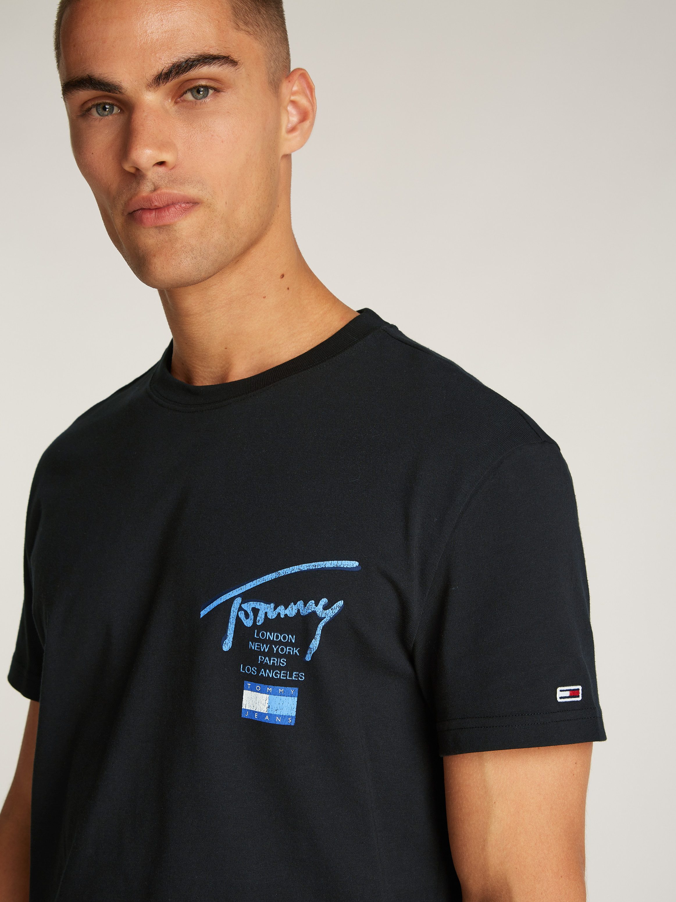 Tommy Jeans Plus Shirt met ronde hals TJM REG TOMMY SIGN CITY TEE EXT in grote maten, logoborduring op de mouw, logoprint