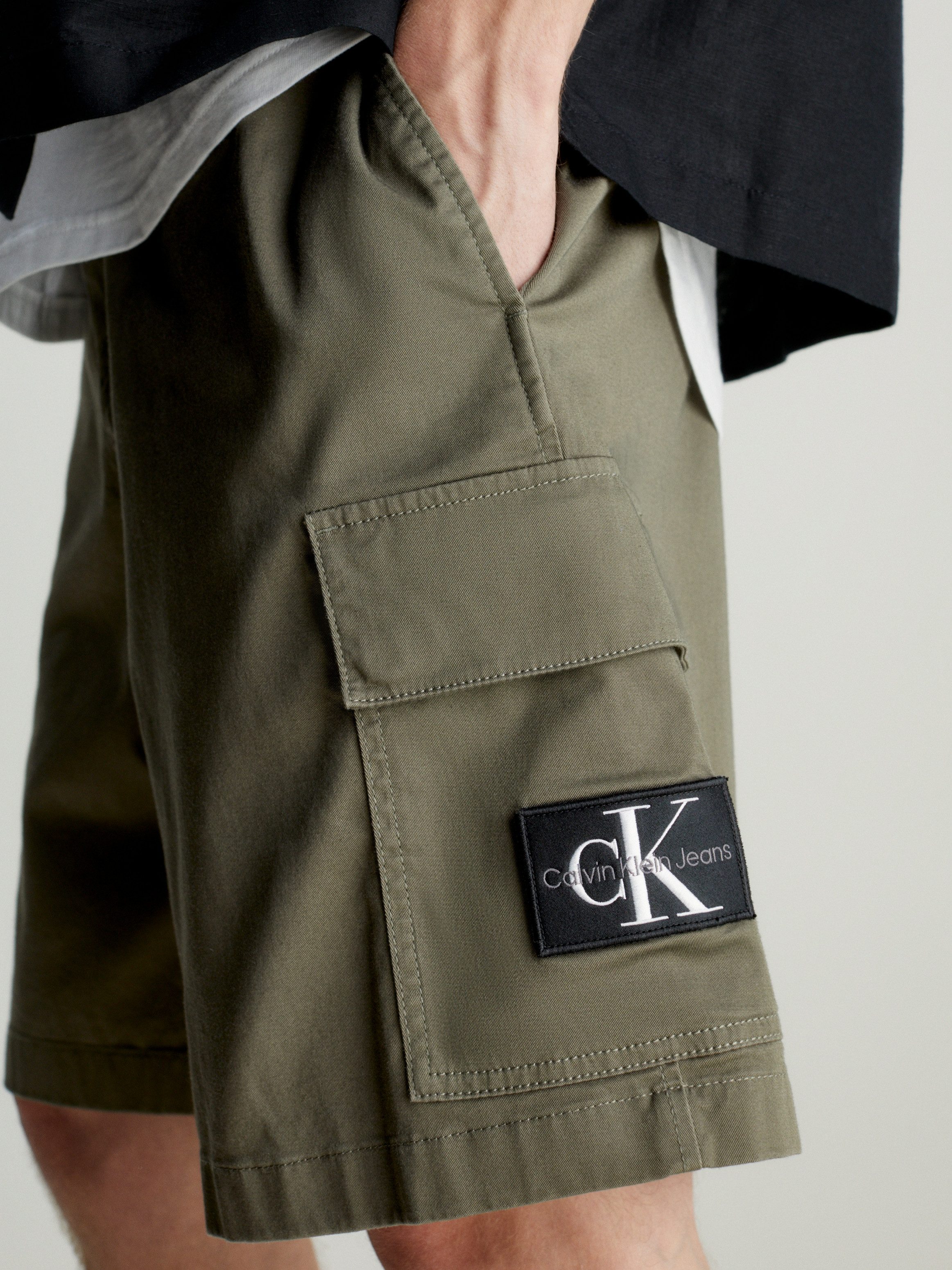 Calvin Klein Cargobroek CARGO SHORT met logopatch