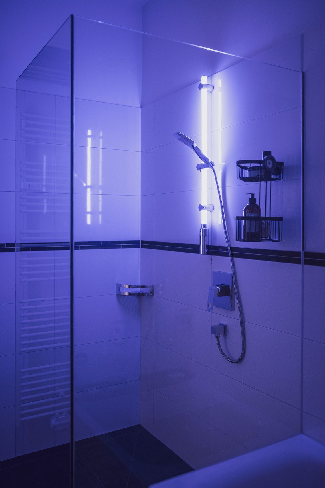 WENKO Douchestang met ledverlichting RGB-kleurwisseling en warmwit, inclusief oplaadbare eenheid