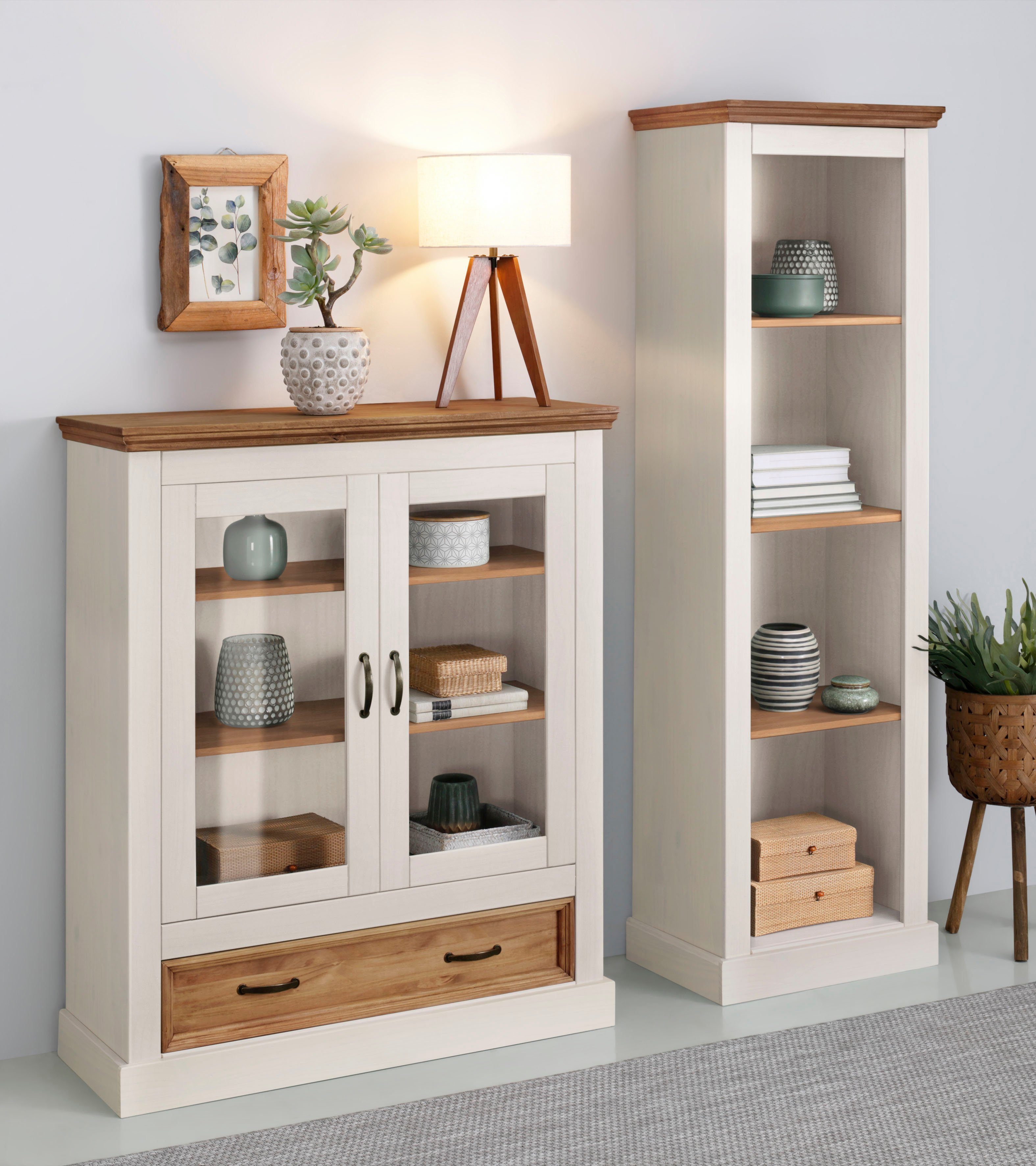 Home affaire Vitrinekast Selma Highboard gemaakt van massief grenen, met metalen handgrepen in een antieke look