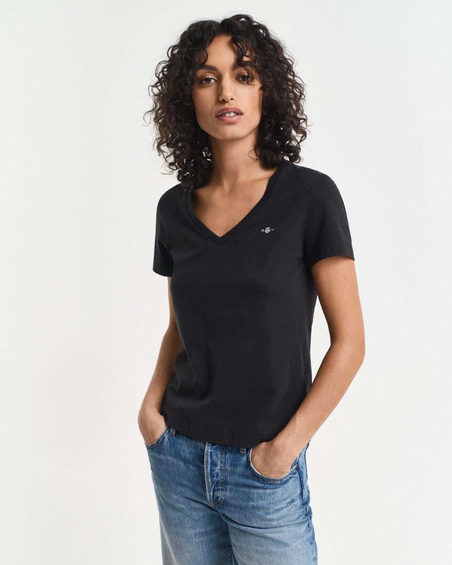 Gant T-shirt REG SHIELD KA V-NECK T-SHIRT met een klein geborduurd logo op de borst