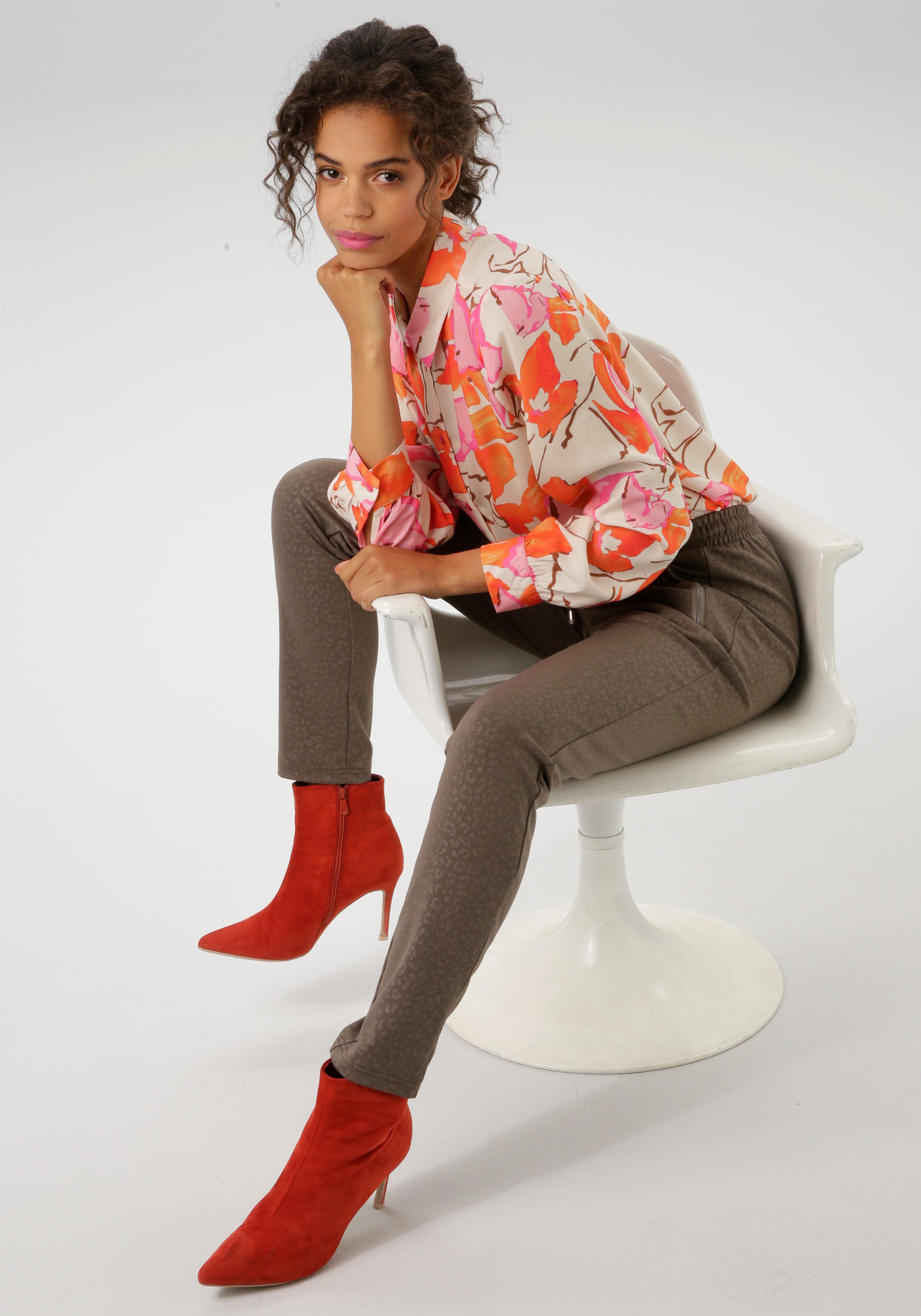 Aniston CASUAL Overhemdblouse met grootschalige, grafische bloemenprint - nieuwe collectie