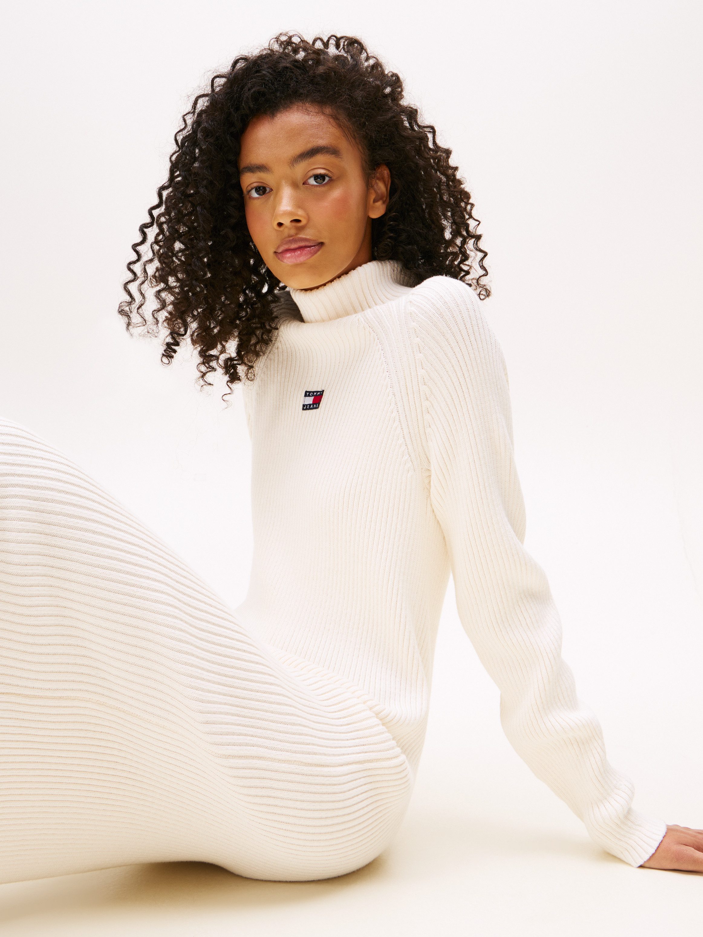 TOMMY JEANS Gebreide jurk TJW MOCKNECK BADGE SWEATER DRESS
