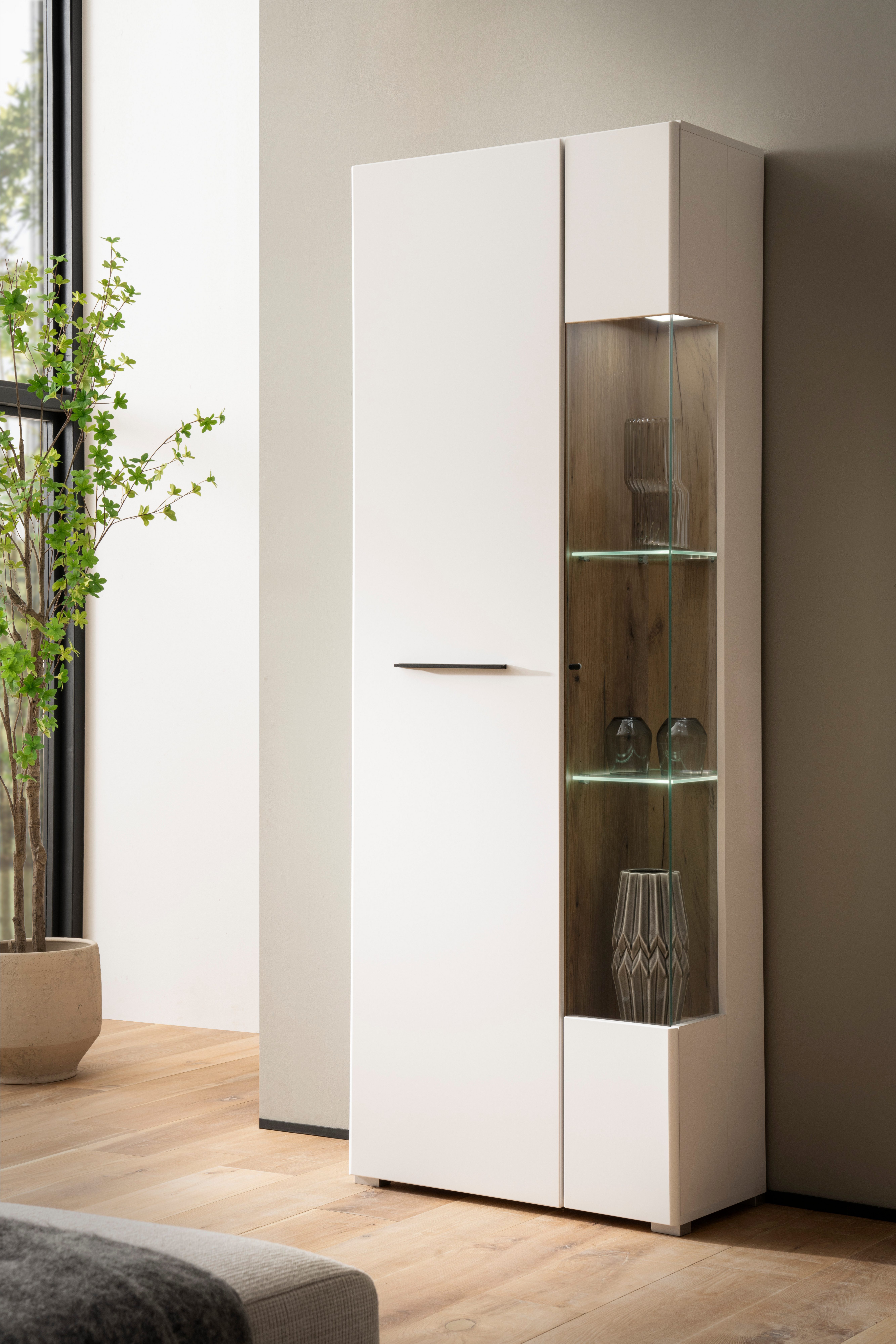 INOSIGN Vitrinekast Salerno Hoge kast, Glazen vitrine, Wit met Eik Evoke Decor, modern. Metalen handgrepen, voldoende opbergruimte, veelzijdig