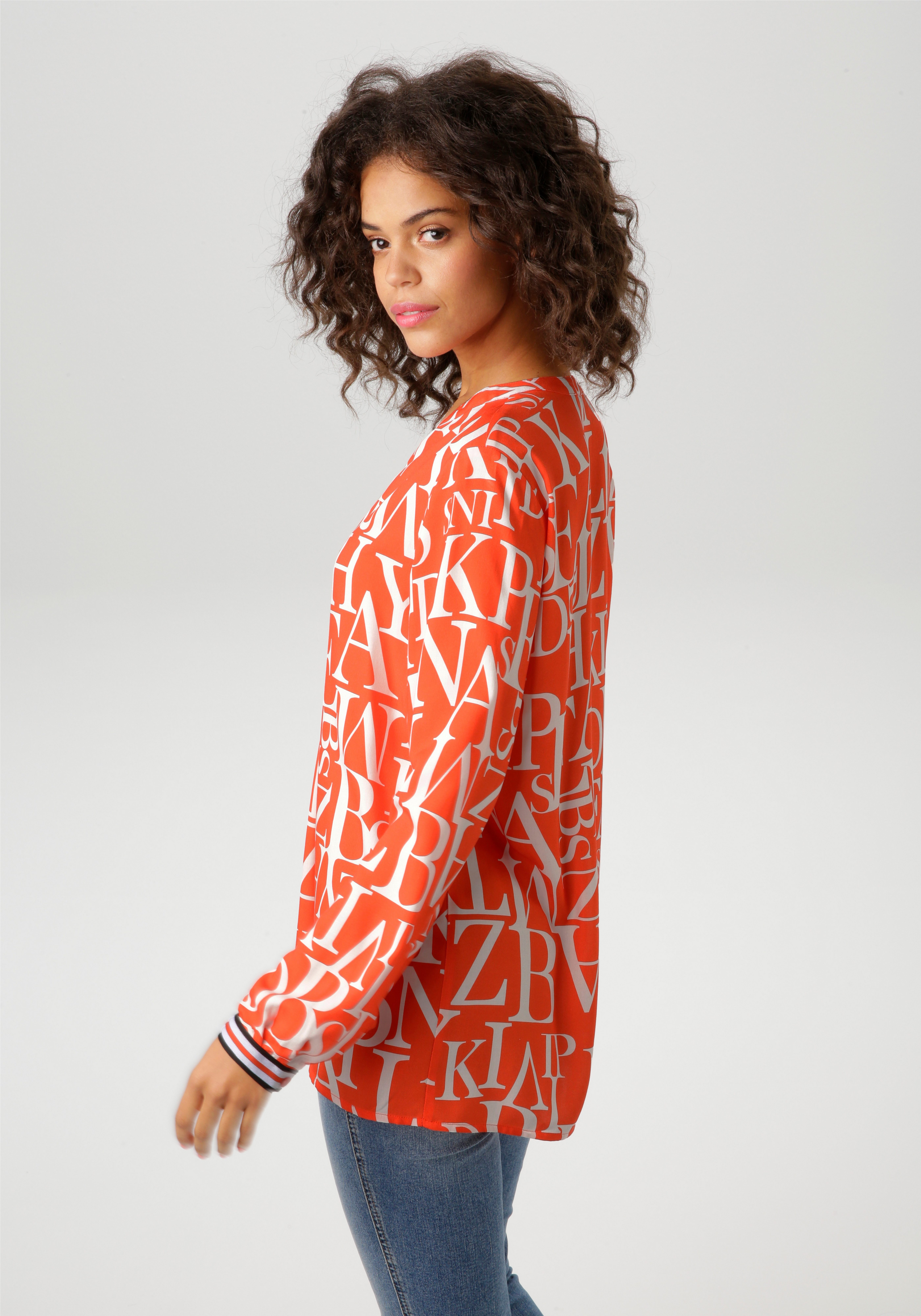 Aniston CASUAL Blouse zonder sluiting met letters gedessineerd