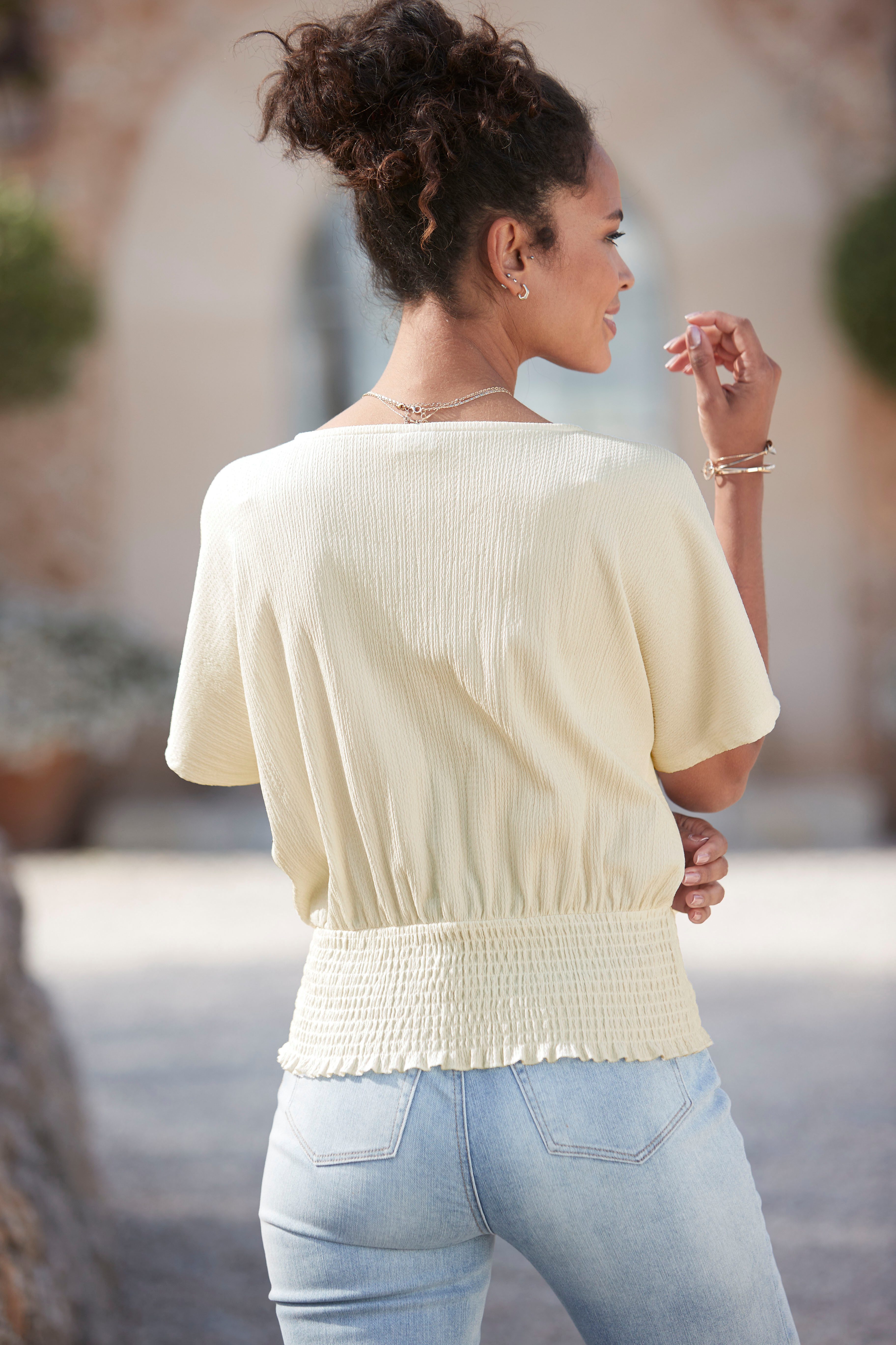 Lascana Shirt met V-hals met brede gesmokte zoom en kraag blouseshirt zomers