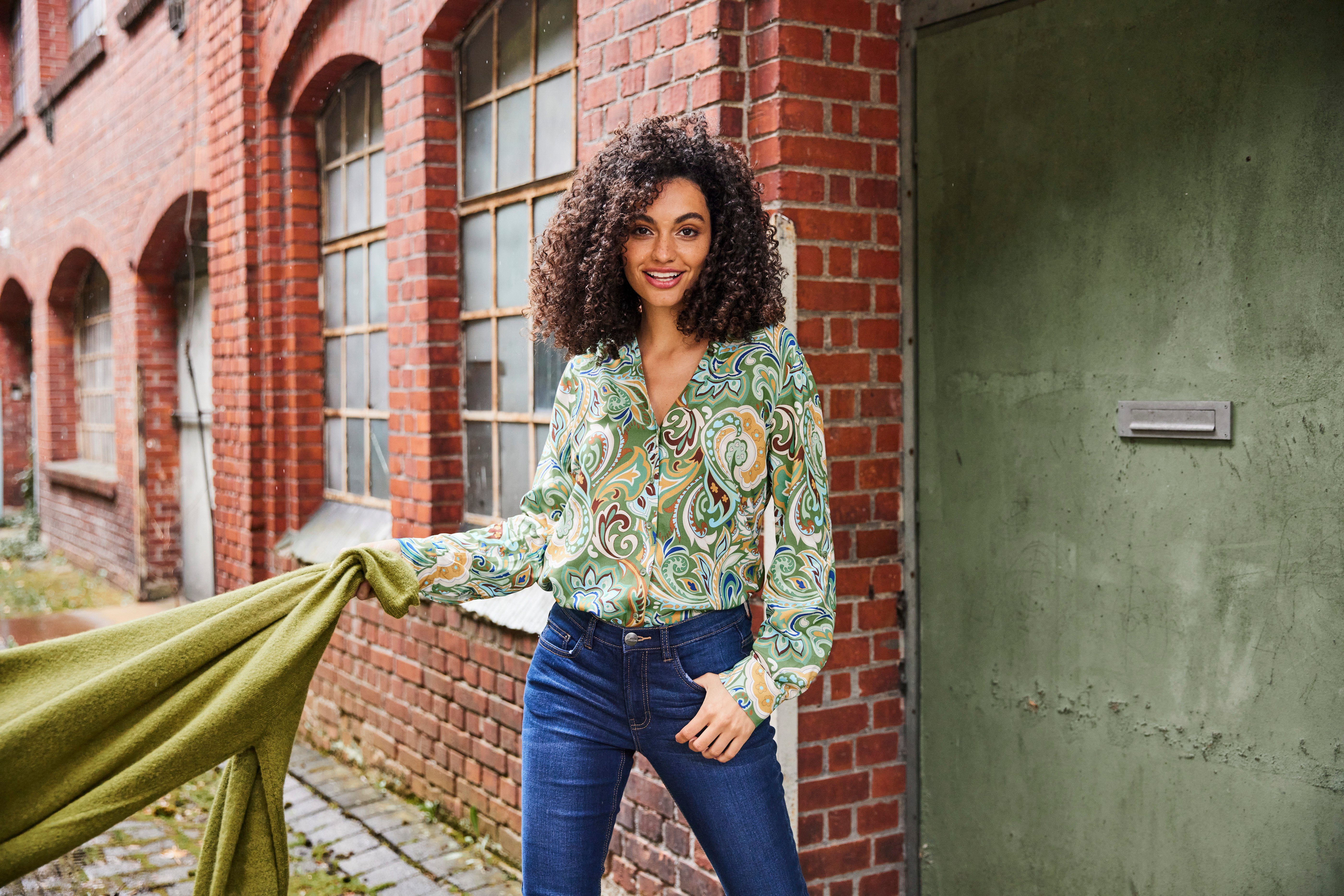 Aniston CASUAL Overhemdblouse grafische paisley-patroon - elk stuk is uniek