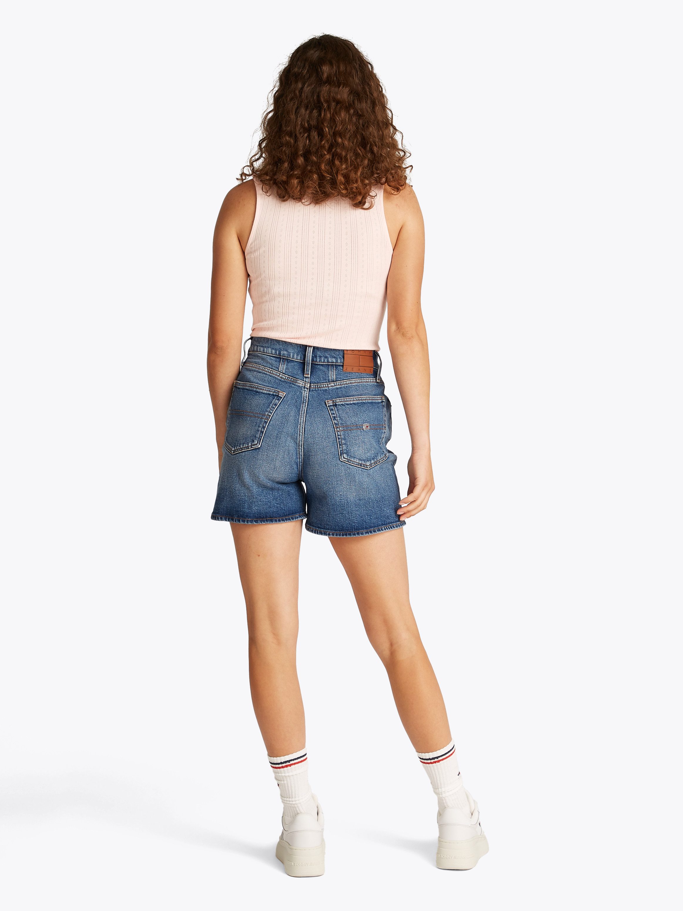 TOMMY JEANS Short MOM SHORT BI0134 met logo-badge, in blauwe wassing