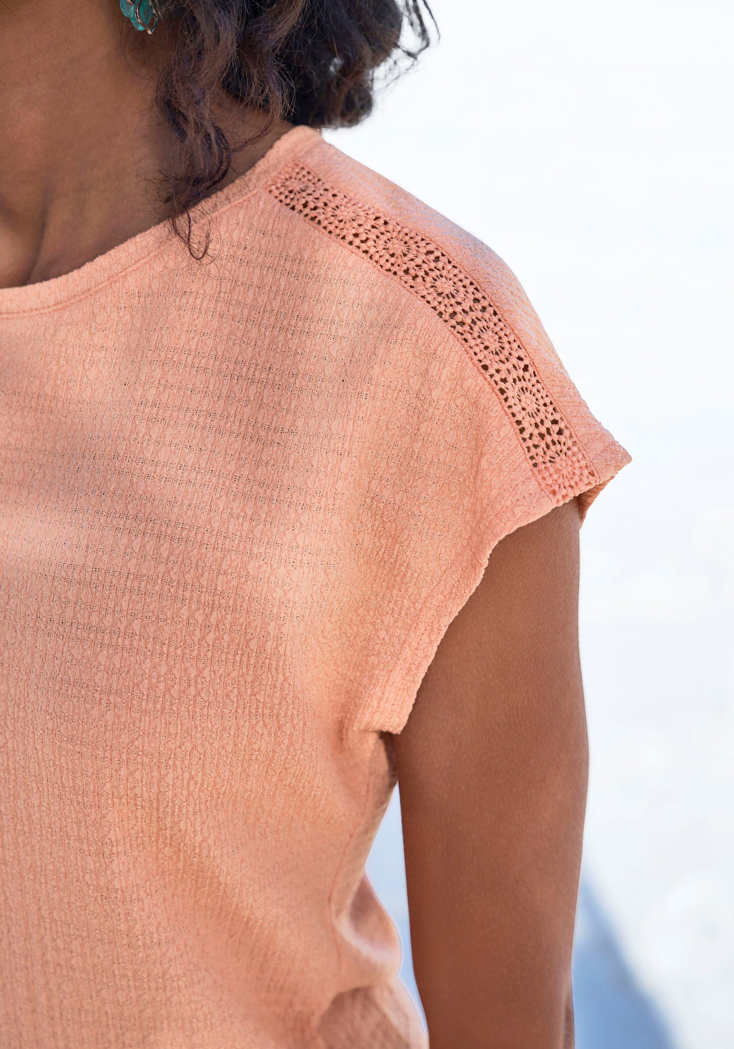 Vivance Shirt met korte mouwen Met decoratieve haak-inzet van kreukvrije crêpe-kwaliteit (1-delig)