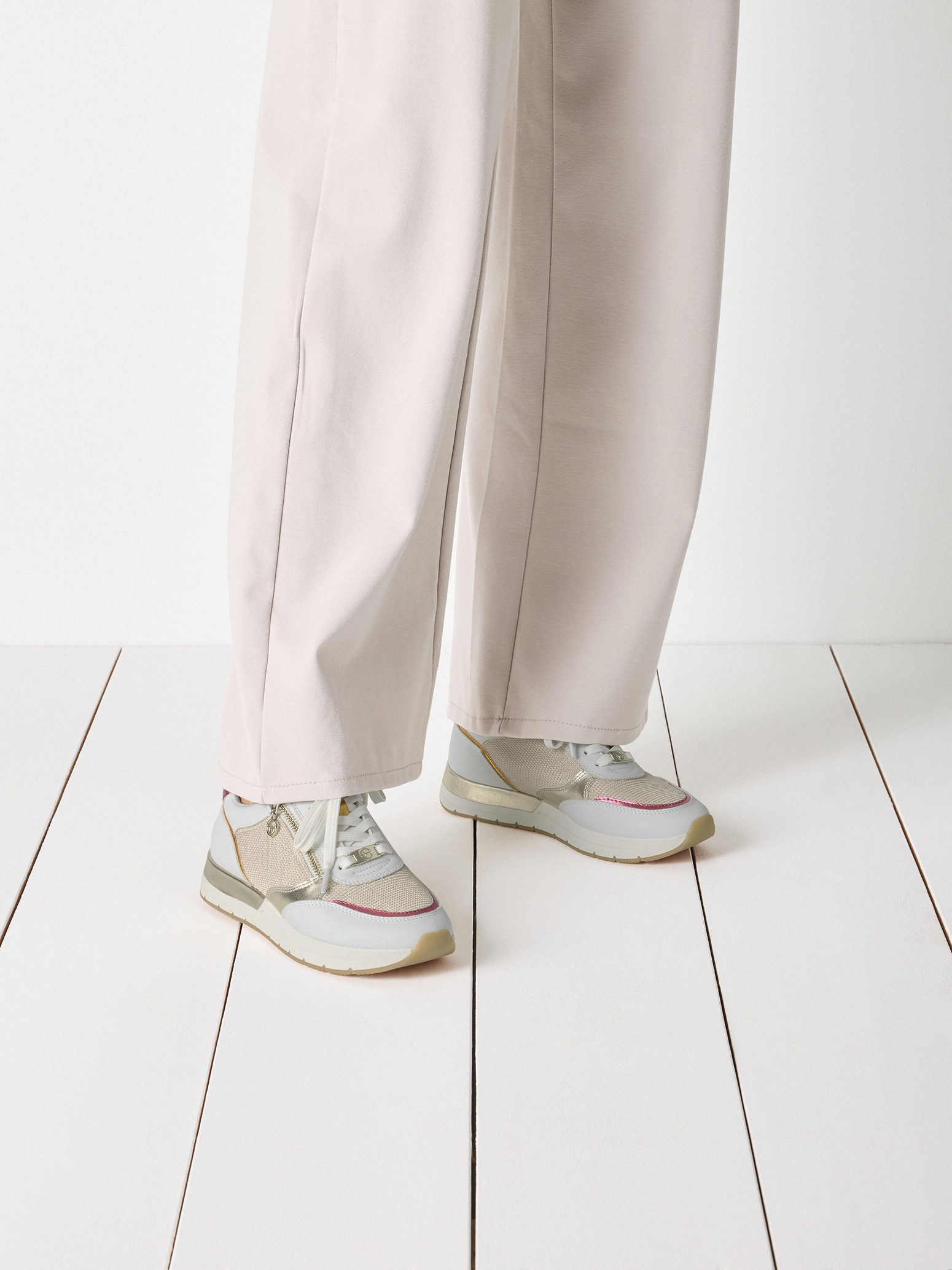 Tamaris Sneakers met sleehak Almina , vrijetijdsschoen, lage schoen, veterschoen in smalle vorm