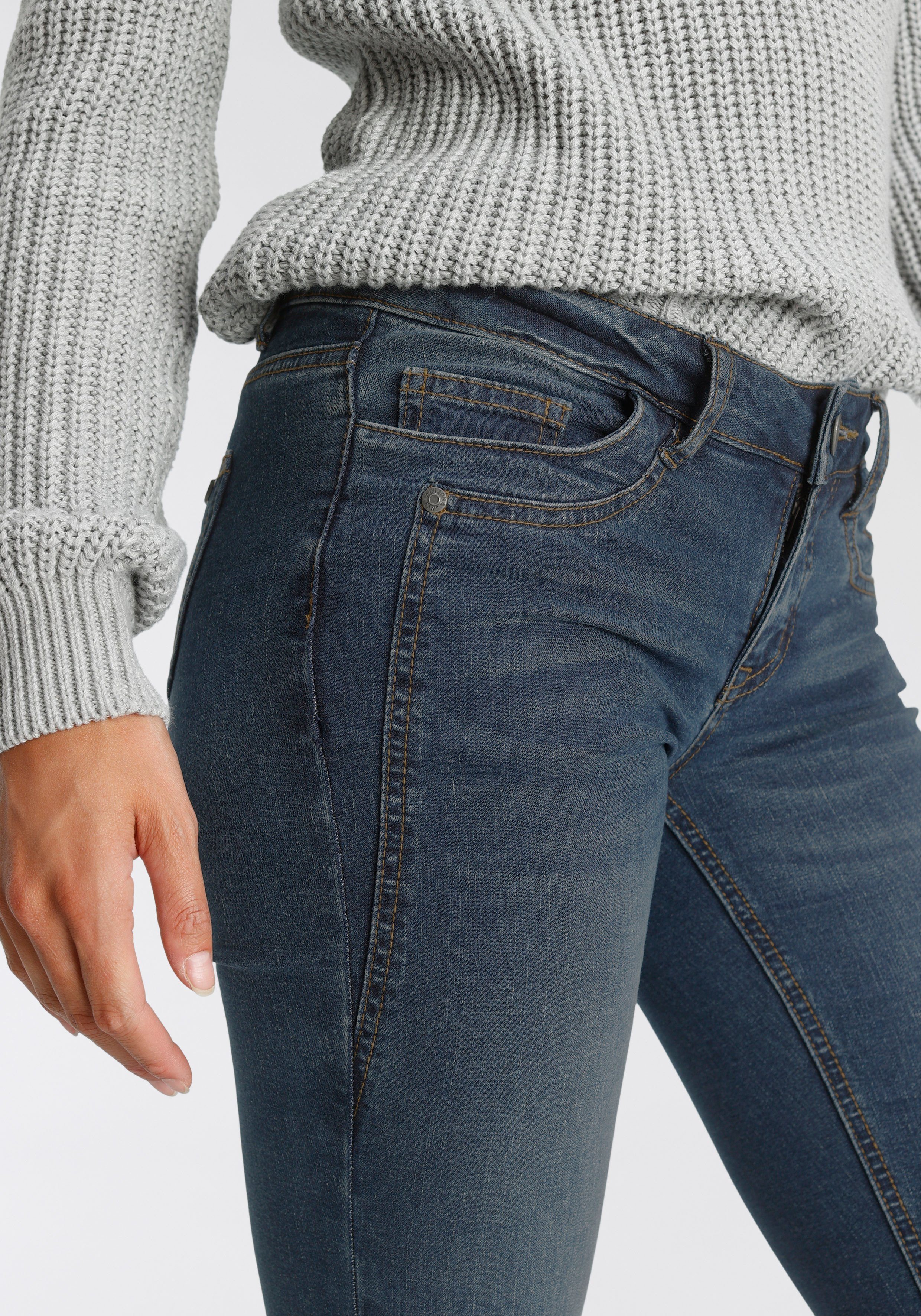 Arizona Bootcut jeans Met geren uitlopende pasvorm, lage taille, elastisch materiaal