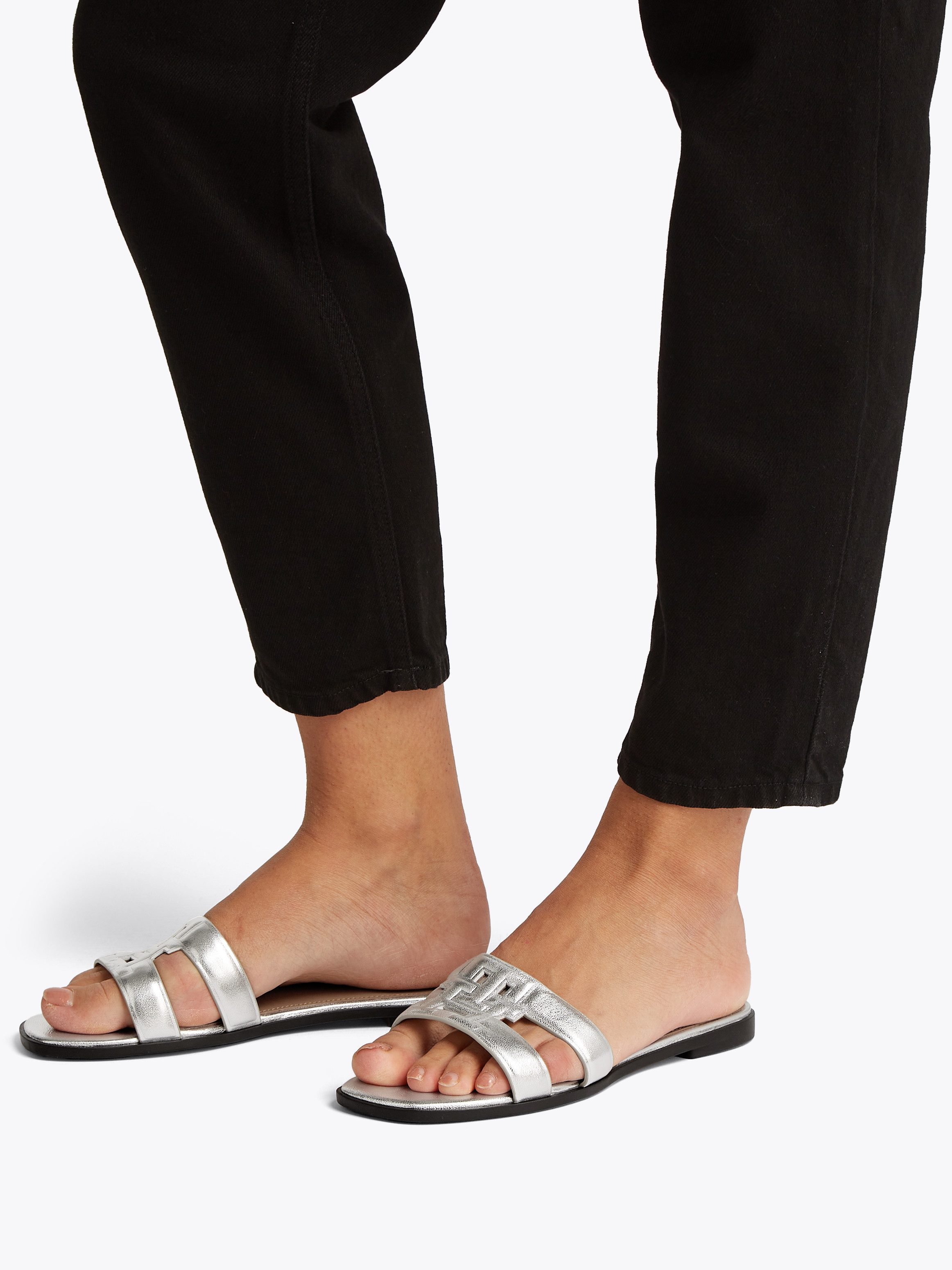 Tommy Hilfiger Slippers TH LOGO STRAP METALLIC MULE , blokhak, zomerschoen, flats, comfort-schoen met th-logo