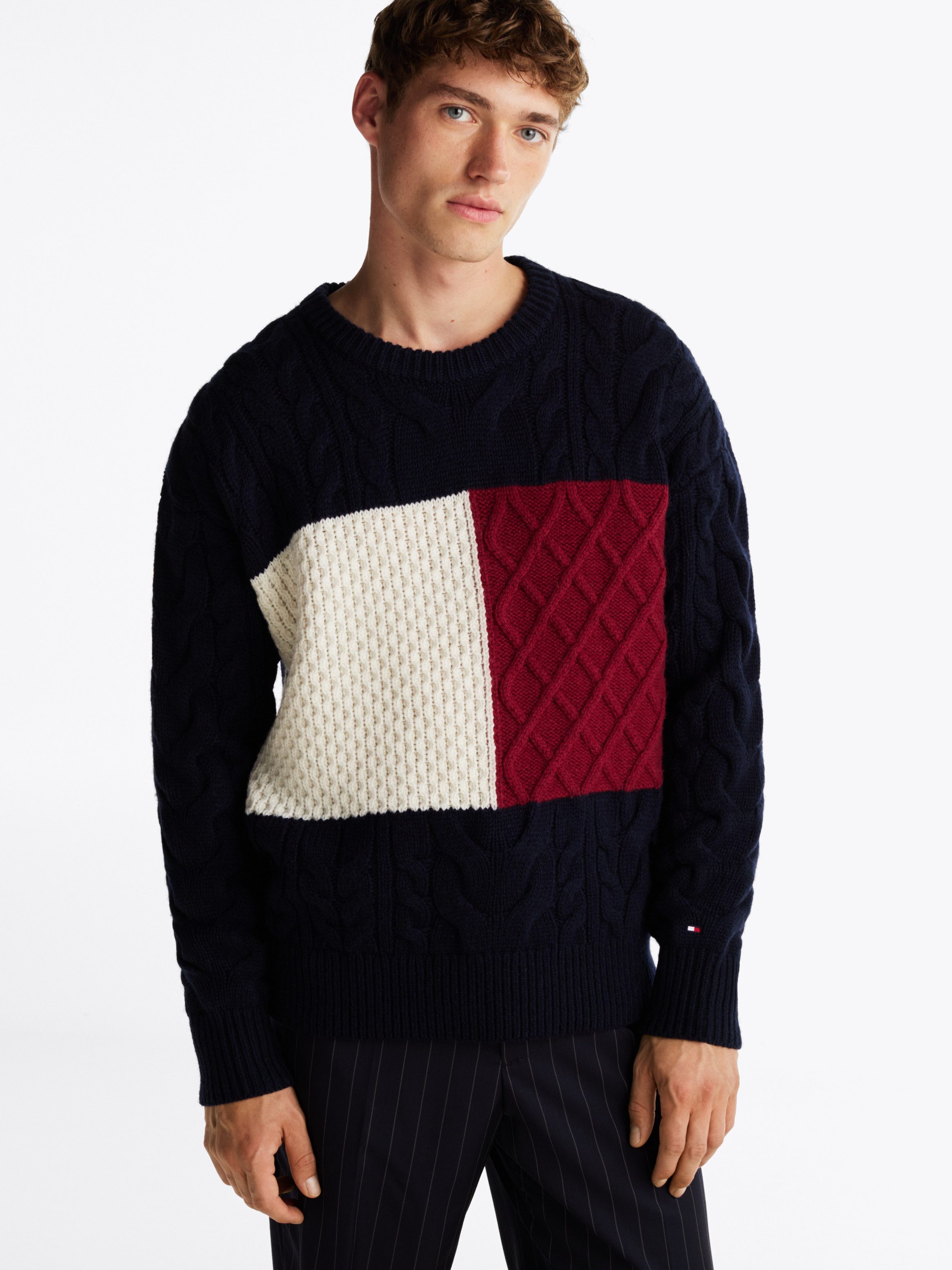 Tommy Hilfiger Trui met ronde hals CABLE FLAG SWEATER met colorblocking-ontwerp aan de voorkant