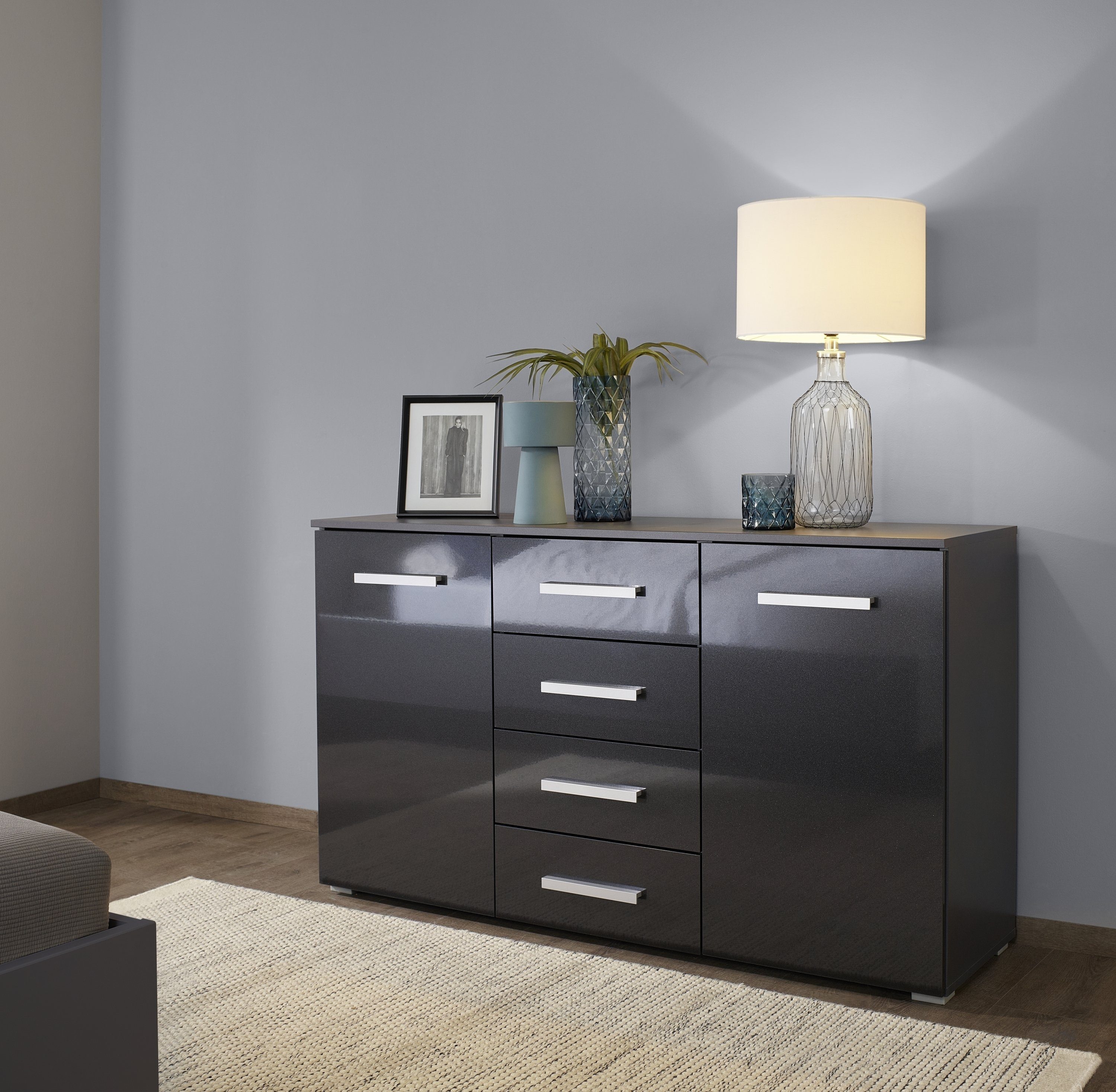 rauch Ladekast Sideboard commode combicommode KOLUNA met hoogglansfront met 4 lades en 2 deuren en metalen grepen made in germany