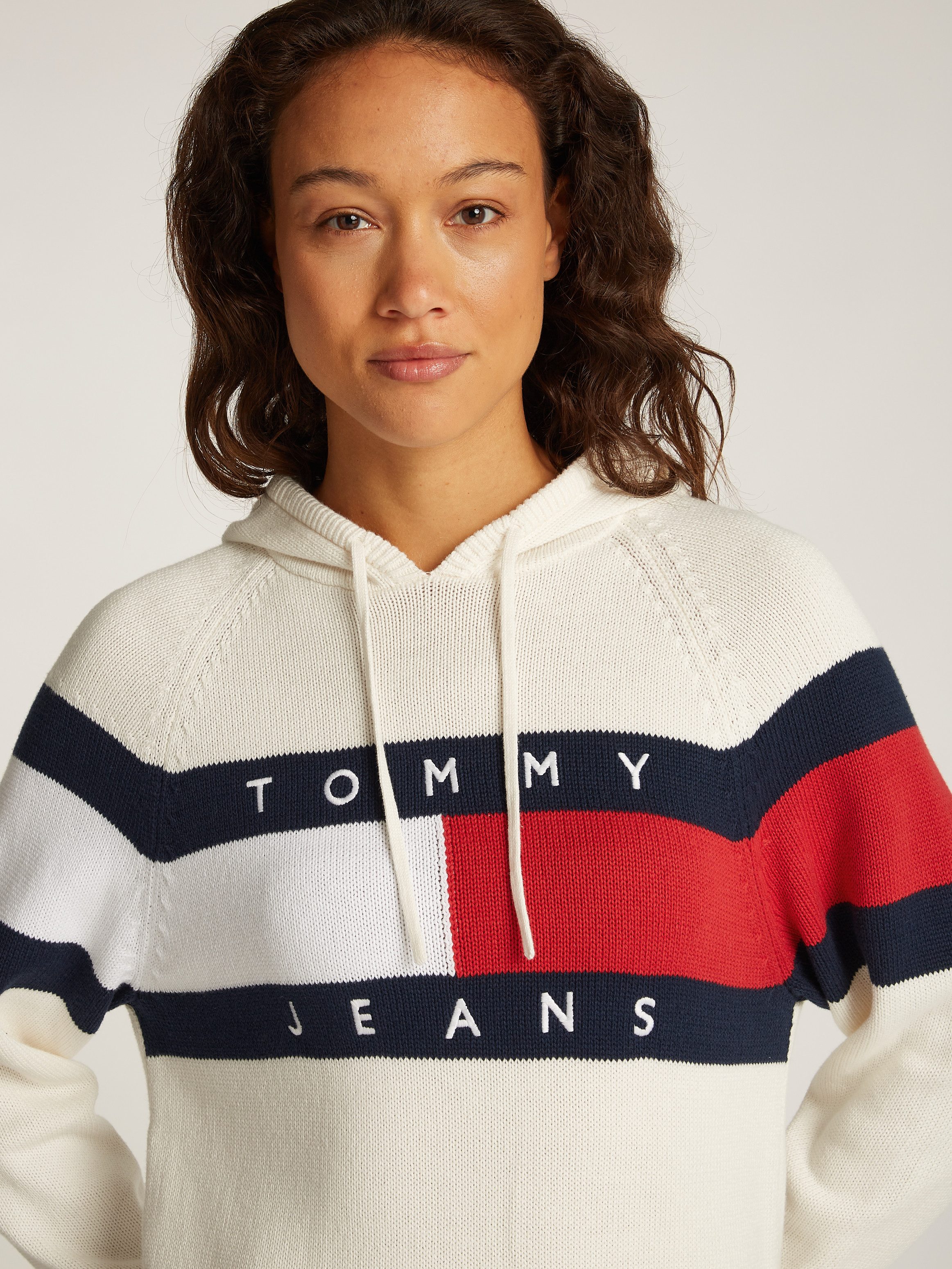 TOMMY JEANS Gebreide jurk TJW FLAG HOOD SWEATER DRESS EXT