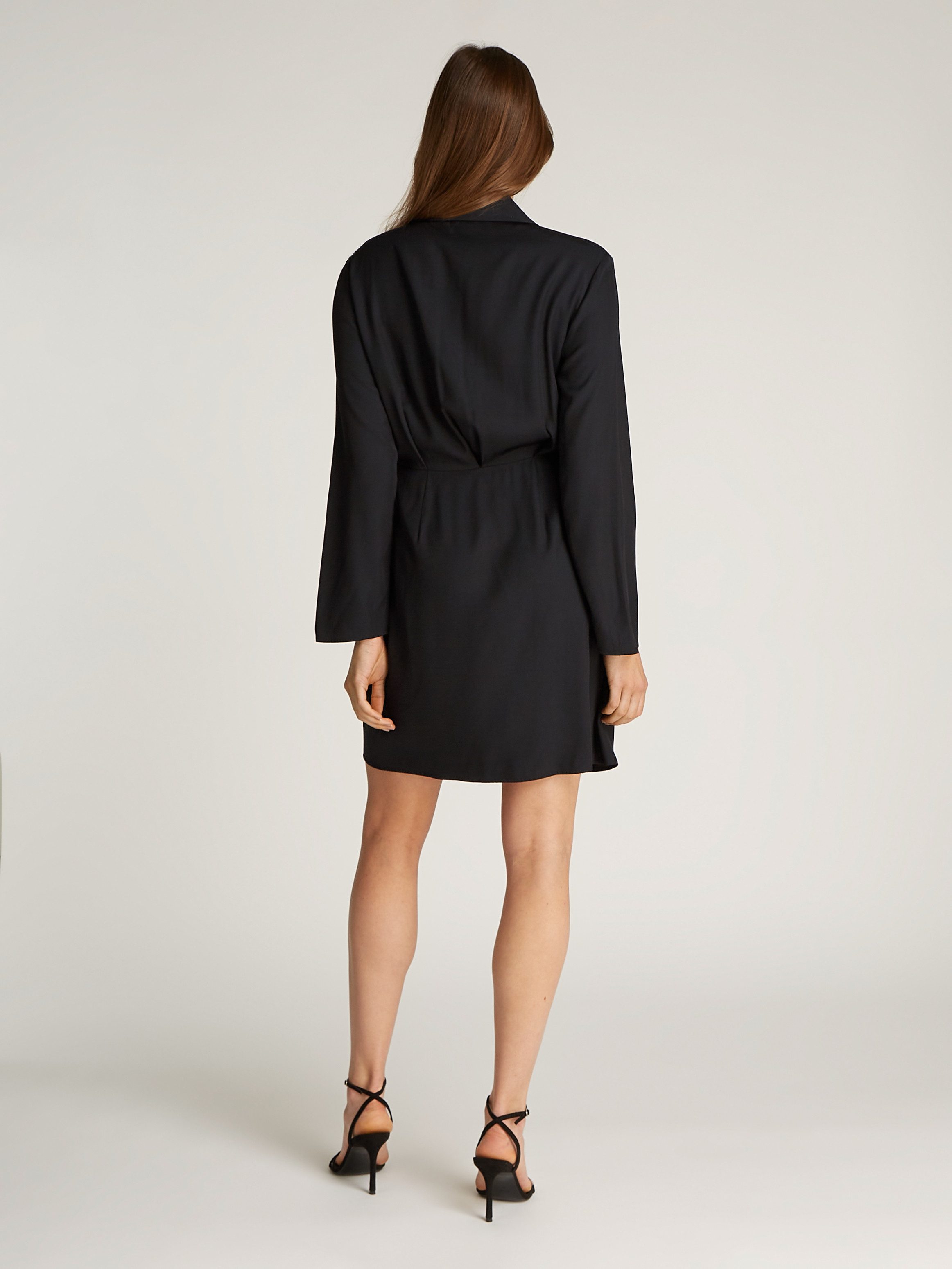 Tommy Hilfiger Wikkeljurk FLUID VIS LS WRAP SHORT DRESS in wikkelontwerp, met metalen label